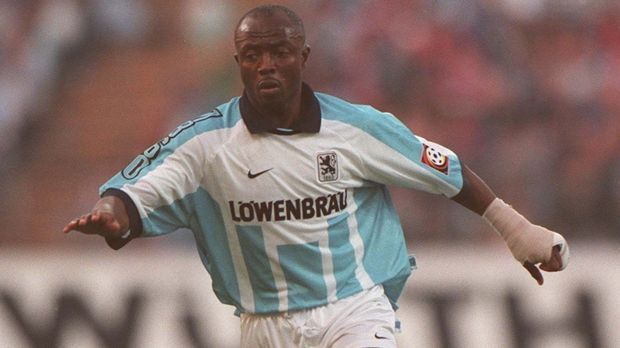 
                <strong>Abedi Pele</strong><br>
                Er wurde bei der Wahl zu Afrikas Fußballer des Jahrhunderts dritter. Er spielte unter anderem in der italienischen und französischen ersten Liga. Dann wechselte Abedi Pele im Jahr 1996 zu 1860 München. War das nicht eine Nummer zu klein für einen Weltstar? Vielleicht war es das auch. Angeblich habe Pele bei seiner Ankunft in München gedacht, er werde zukünftig das Trikot des FC Bayern München tragen und nicht das der "Löwen".
              
