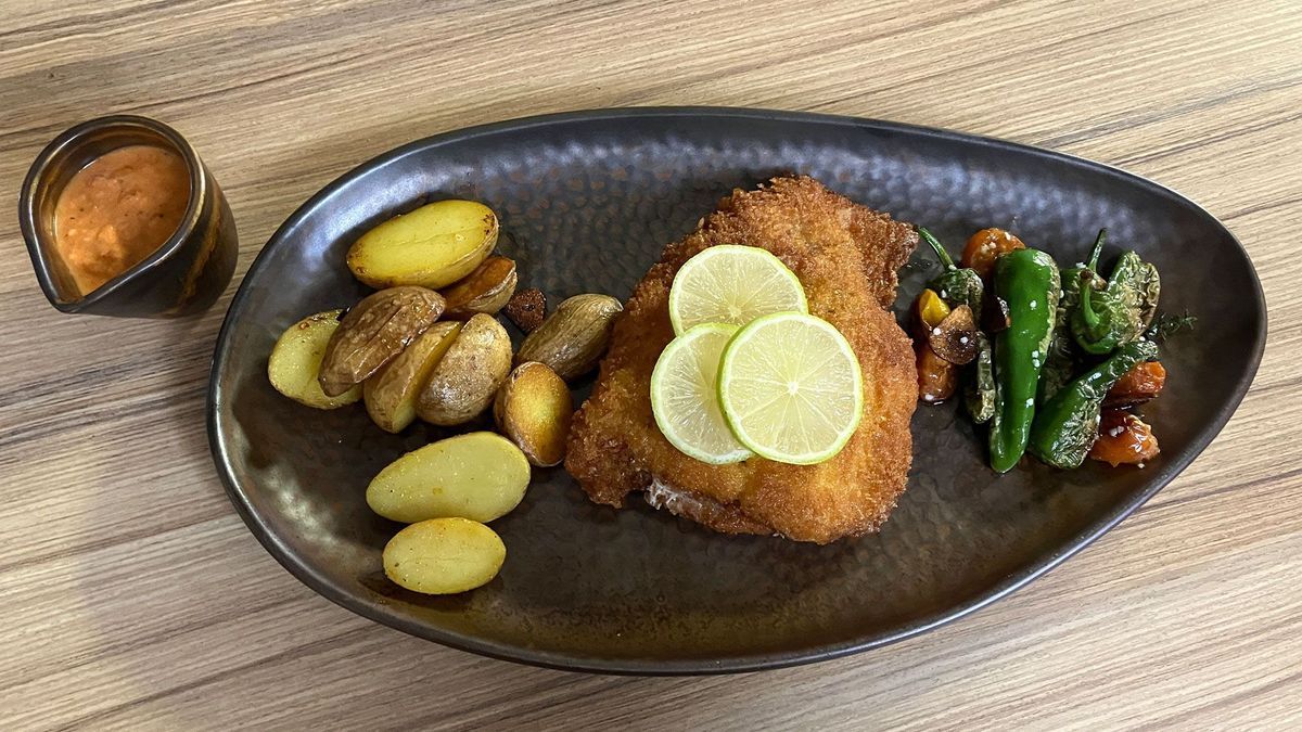 Gefülltes spanisches Schnitzel mit Drillingen in Meersalz gekocht, kanarischer Mojo Rojo und Pimientos de Padrón