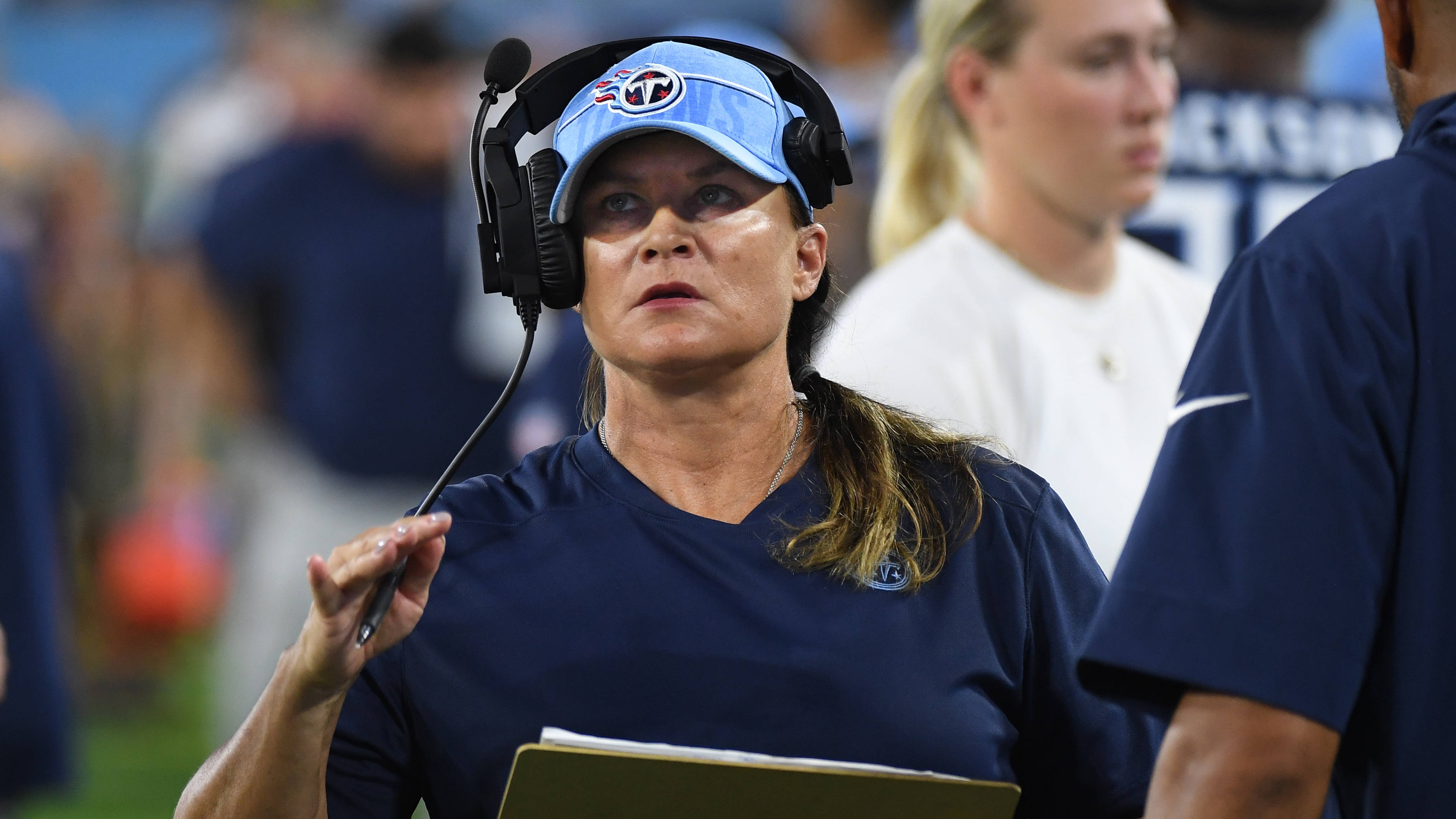 <strong>Lori Locust</strong>&nbsp; &nbsp; &nbsp; &nbsp; &nbsp; &nbsp; &nbsp; &nbsp; &nbsp; &nbsp; &nbsp; &nbsp; &nbsp; &nbsp; &nbsp; &nbsp; &nbsp; &nbsp; &nbsp; &nbsp; &nbsp; &nbsp; &nbsp; &nbsp; &nbsp; &nbsp; &nbsp; &nbsp; &nbsp; &nbsp; &nbsp; &nbsp; &nbsp; &nbsp; &nbsp; &nbsp; &nbsp; &nbsp; &nbsp; &nbsp; &nbsp; &nbsp; &nbsp; &nbsp; &nbsp; &nbsp; &nbsp; &nbsp; &nbsp; &nbsp; &nbsp; &nbsp; &nbsp; &nbsp; &nbsp; &nbsp; &nbsp; &nbsp; &nbsp; &nbsp; &nbsp; &nbsp; Ihr erstes Jahr bei den Tennessee Titans verbrachte Lori Locust als "Assistant Defensive Line Coach" starten.&nbsp; Zuvor arbeitete sie in selber Funktion vier Jahre lang bei den Tampa Bay Buccaneers - eine der Besten Defenses der letzten Jahre. Mit den Bucs gewann sie zudem den Super Bowl 2022.