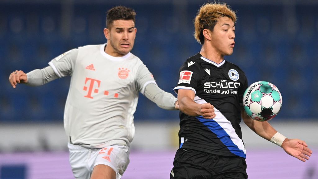 
                <strong>Top: Ritsu Doan (Arminia Bielefeld)</strong><br>
                Einer der wenigen Gründe, wieso Arminia Bielefeld überhaupt Punkte auf dem Konto hat, ist Neuzugang Ritsu Doan. Der Japaner, der von der PSV Eindhoven an die Bielefelder Alm ausgeliehen wurde, ist nicht nur bester Torschütze (zwei Tore), sondern auch bester Vorlagengeber (ebenfalls zwei) seines Teams. Doan ist demnach an der Hälfte der Arminen-Tore direkt beteiligt. Während die Stützen aus der Zweitligamannschaft wie Marcel Hartel oder Manuel Prietl merklich Probleme in der Bundesliga haben, ist Doan mittlerweile die Lebensversicherung der Arminen.
              