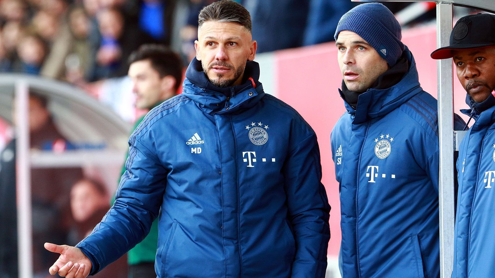 
                <strong>Martin Demichelis betreut die U19</strong><br>
                Der ehemalige Spieler der Bayern coacht seit Sommer 2019 die U19 der Bayern. Dort soll er die Talente fit für die 3. Liga machen, ehe ein paar von ihnen dann vielleicht den Durchbruch zu den Profis schaffen. Der Argentinier spielte zwischen 2003 und 2011 für die Münchner, holte viermal das Double aus Meisterschaft und Pokal. Der ehemalige Innenverteidiger ist ein absolutes Vorbild für die jungen Talente.
              