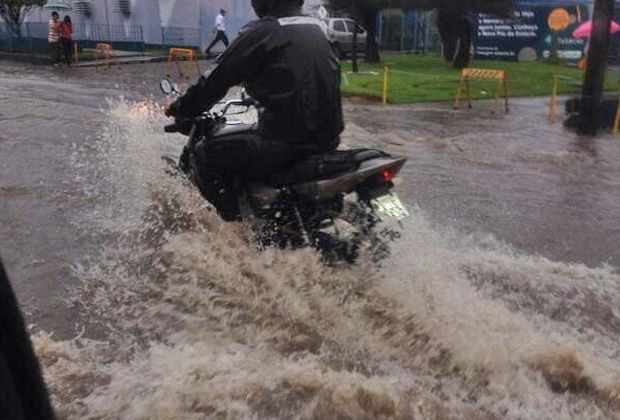 
                <strong>USA vs. Deutschland (0:1) - Unwetter in Recife</strong><br>
                In der Stadt herrscht das reinste Chaos! Um 17:00 fällt die endgültige Entscheidung. Laut FIFA wird das Spiel aber pünktlich angepfiffen werden. Problem: Viele Fans stecken noch im Regenchaos fest.
              