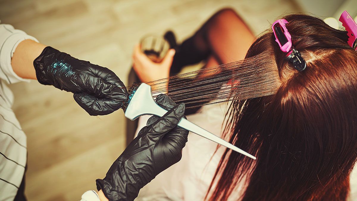 Eine Reaktion von chemischen Mitteln und euren Haaren: Wie genau funktioniert Haare färben eigentlich? Und ist es gesundheitsgefährdend für eure Haare?