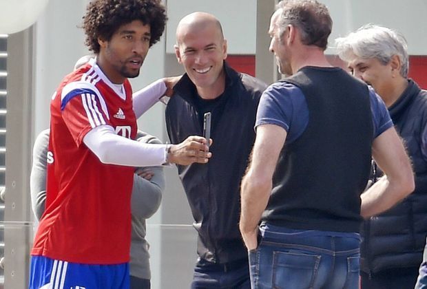 
                <strong>Zinedine Zidane hospitiert beim FC Bayern</strong><br>
                Auch für einige Bayern-Spieler ist der Besuch etwas ganz Besonderes. Dante (l.) lässt sich sofort mit dem Welt- und Europameister fotografieren.
              