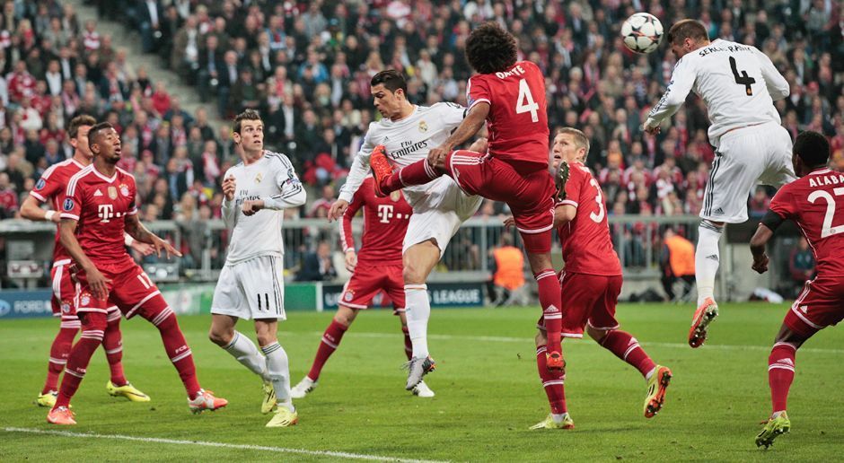 
                <strong>29. April 2014: Peps größter Fehler</strong><br>
                0:1 in Madrid. Alles noch drin also für den FC Bayern im Halbfinale 2013/14. Doch Pep Guardiola, in seiner ersten Saison beim damals amtierenden Champions-League-Sieger, begeht vor dem Rückspiel in München den ihm zufolge "größten Fehler meiner Karriere", indem er die Mannschaft die Taktik bestimmen lässt. Die Bayern, auf totale Offensive gepolt, laufen Carlo Ancelottis Real ins offene Messer - 0:4! Sergio Ramos und Cristiano Ronaldo ballern den FCB mit je zwei Toren aus dem Wettbewerb. Der Beginn des bayrischen Spanien-Fluchs: Seit diesem Aus gegen Real scheiterten die Münchner in der Champions League stets an Gegnern aus der Primera Division.
              