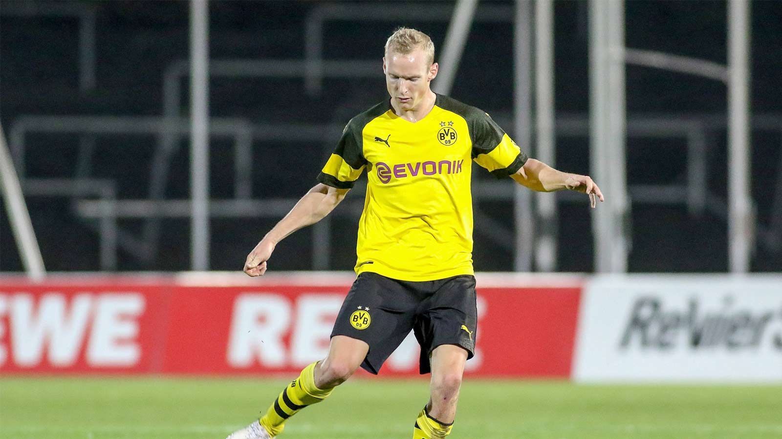 
                <strong>Sebastian Rode (Borussia Dortmund)</strong><br>
                Sebastian Rode hat ebenfalls einen schweren Stand in der ersten Mannschaft. In dieser Saison kam er noch zu keinem Einsatz bei der Bundesligamannschaft von Dortmund. Bei drei Spielen musste der zentrale Mittelfeldspieler aufgrund einer Verletzung pausieren. Bei den restlichen Spielen stand er nicht im Kader. Dafür wurde der 28-jährige beim vergangenen Spiel der zweiten Mannschaft eingesetzt um weiterhin Spielpraxis zu erhalten.
              