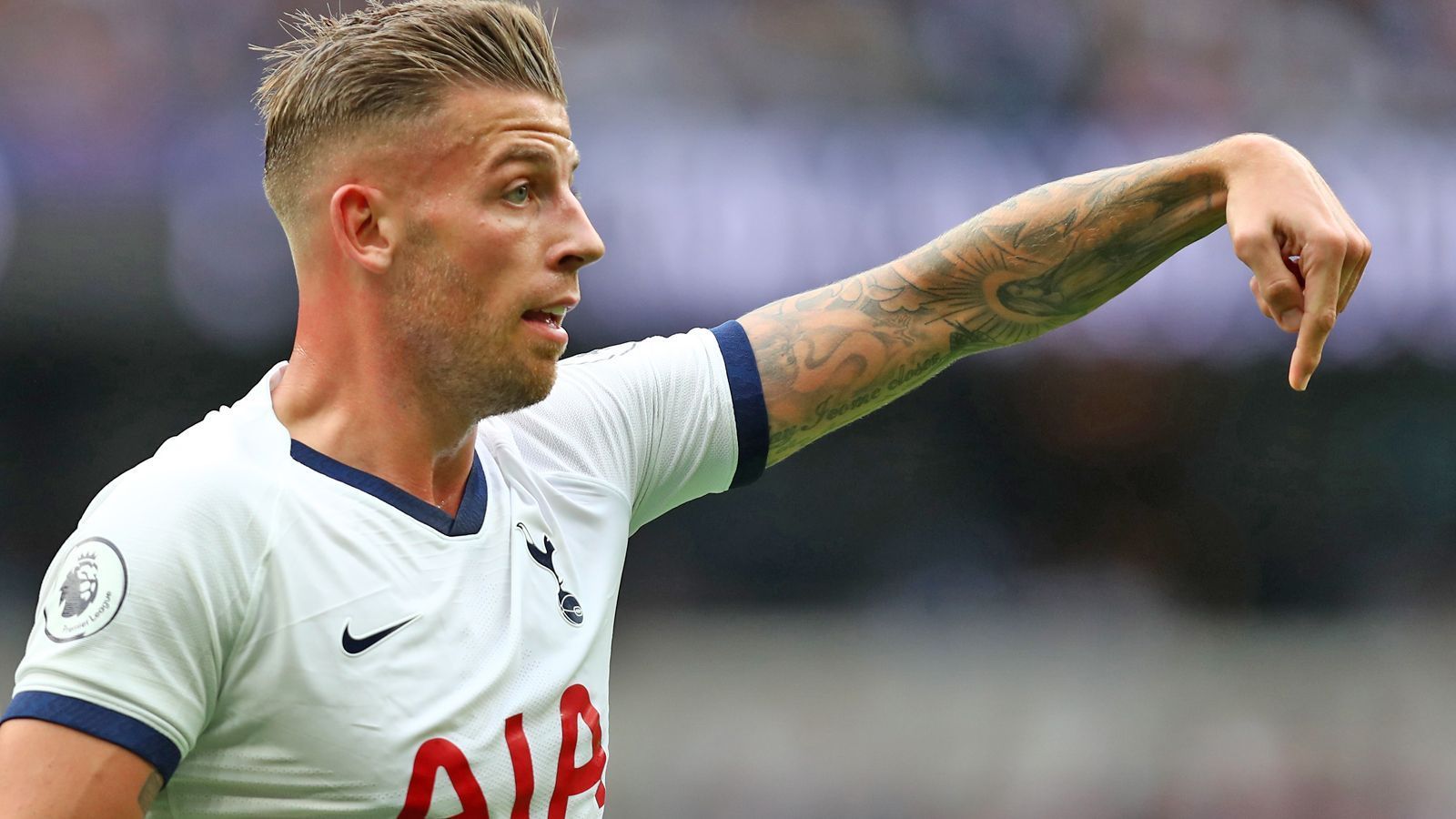 
                <strong>Toby Alderweireld (Tottenham Hotspur)</strong><br>
                Neben Eriksen könnte auch sein Teamkollege Toby Alderweireld im Winter das Weite suchen. Der Vertrag des belgischen Nationalspielers endet ebenfalls im Sommer, sein Verhältnis zum Klub und den Fans gilt als angekratzt. Zuletzt brachte "Sky Sports" Manchester United als potenziellen Abnehmer ins Spiel.
              