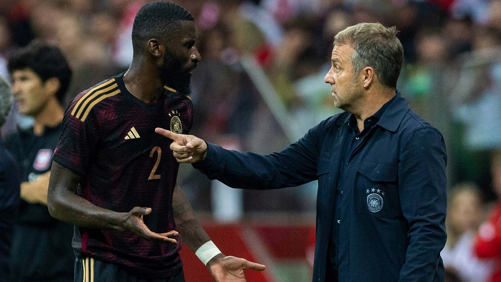 
                <strong>Tipps für Hansi Flick: So sollte Deutschland bei der EM spielen </strong><br>
                Fast genau ein Jahr vor der Heim-Europameisterschaft steckt die deutsche Nationalmannschaft in der Krise. Nach dem WM-Debakel in Katar ist von einem Neuanfang bislang nichts zu spüren, im Gegenteil: Durch die fehlenden Erfolgserlebnisse wenden sich immer mehr Fans von der DFB-Auswahl ab, das Spiel am Dienstag gegen Kolumbien in der Schalker Arena (ab 20:45 Uhr im Liveticker) wird wohl nicht ausverkauft sein. 
              