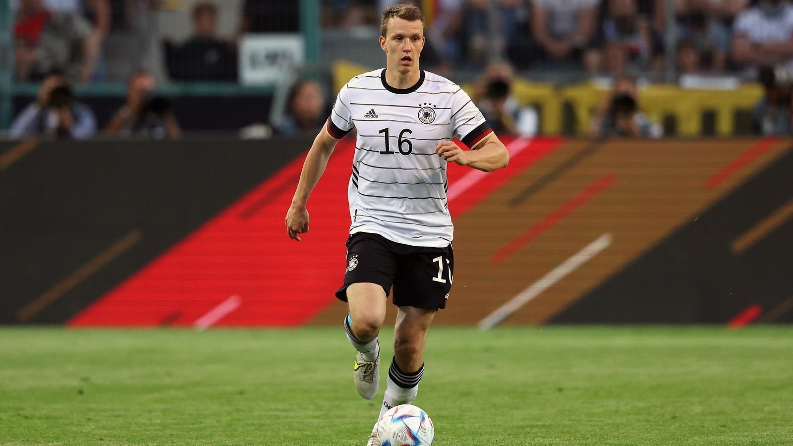 
                <strong>#16: Lukas Klostermann (RB Leipzig)</strong><br>
                &#x2022; Position: Innenverteidiger/Rechtsverteidiger/Linksverteidiger<br>&#x2022; A-Länderspiele: 18 (kein Tor)<br>&#x2022; Alter: 26 Jahre<br>
              