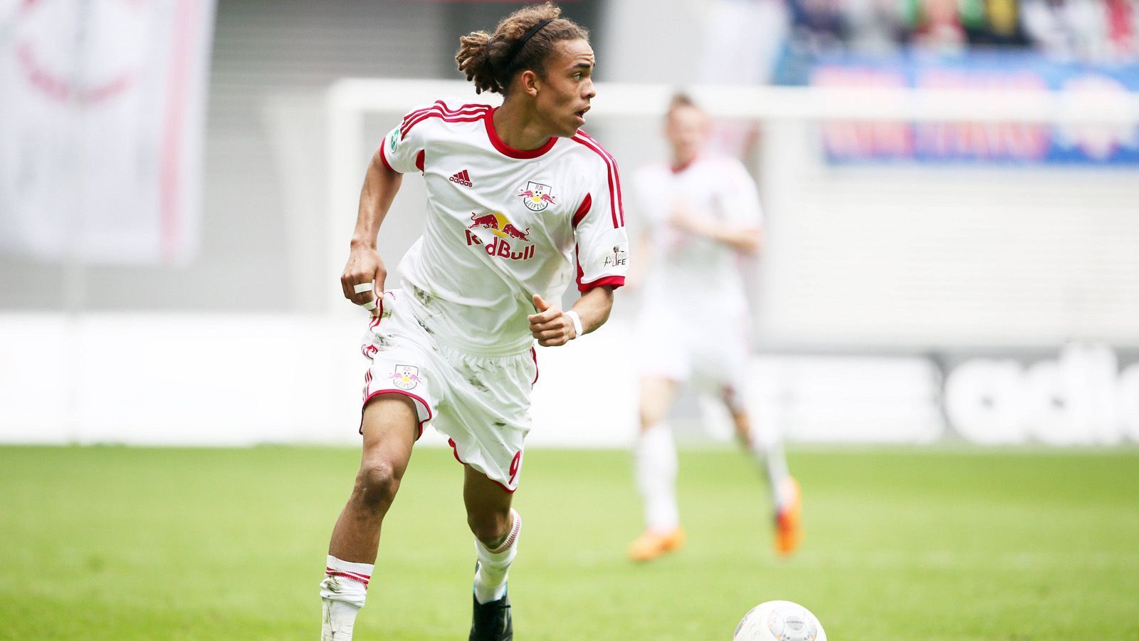 
                <strong>Stürmer: Yussuf Poulsen</strong><br>
                Der dänische Nationalspieler ist bei RB Leipzig groß geworden. Sein Profidebüt gab er zwar in seinem Heimatland für Lyngby BK. Mit 19 Jahren wechselte er allerdings zu RB Leipzig und war in der 3. Liga einer der Aufstiegsgaranten, schoss zehn Tore und bereitete sieben Treffer vor.  
              