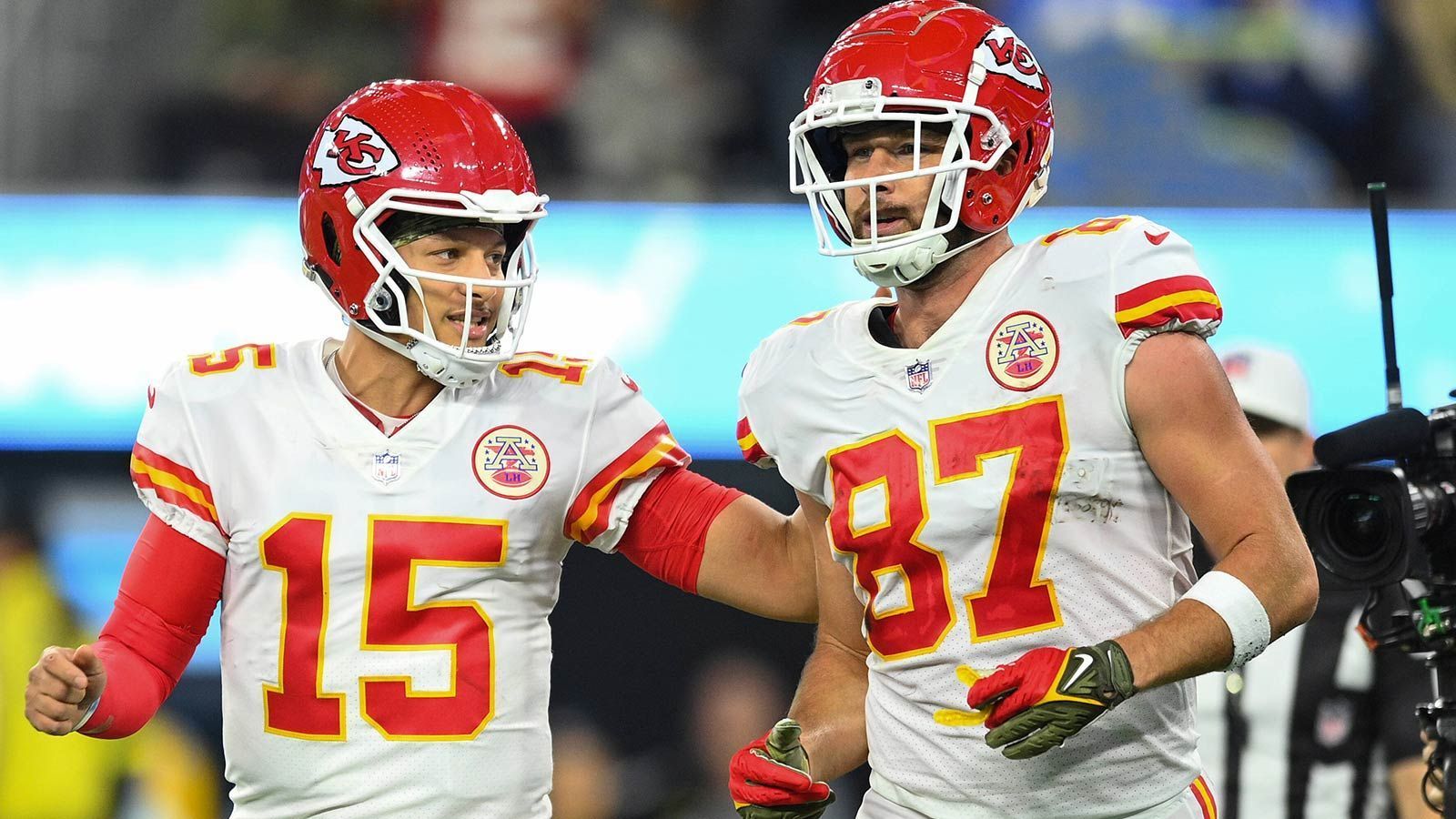 
                <strong>Die erfolgreichsten QB-TE-Duos der NFL-Geschichte</strong><br>
                Patrick Mahomes und Travis Kelce dominieren die NFL und arbeiten einen Meilenstein nach dem nächsten ab. Schon jetzt liegen die Beiden auf Platz drei der erfolgreichsten Quarterback-Tight-End-Duos der Geschichte. ran zeigt die zehn QB-TE-Duos mit den meisten Touchdowns in der NFL (sowohl Regular Season als auch Playoffs). (Quelle: NFL.com, StatMuse.com, Stand: 24. Juni 2023)
              