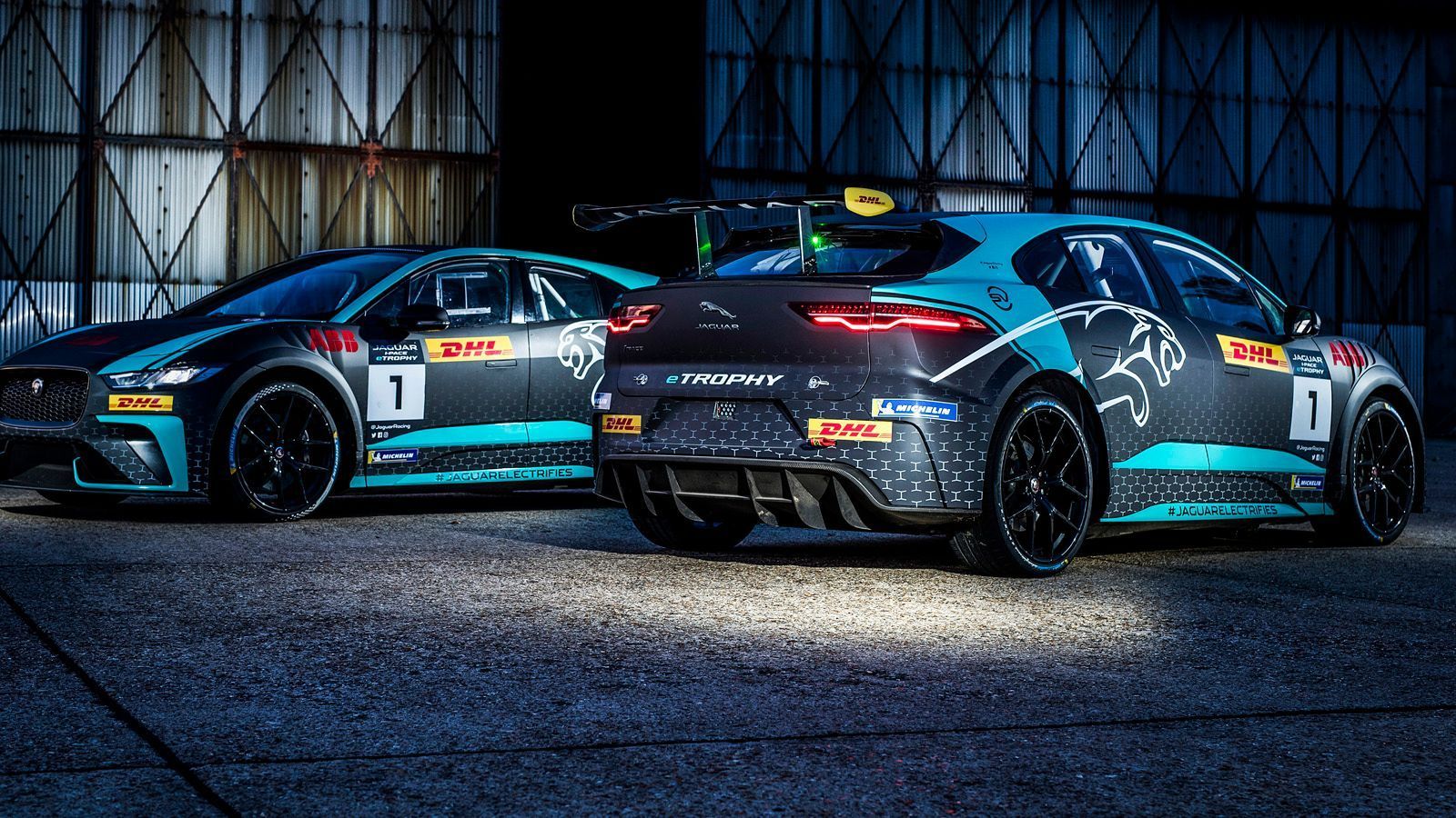 
                <strong>Jaguar I-PACE eTrophy: Das sind die Fahrer und Teams</strong><br>
                "Jaguar China Racing" setzt auf eine neue Mischung: Beim Team bleibt Yaqi Zhang, der in der Saison 2018/19 Zweiter in der Pro-AM-Kategorie wurde. Der 33-jährige Sun Chao ist sein neuer Teamkollege. Zhang will auf den Erfolgen des Vorjahres aufbauen: "Ich bin mir sicher, dass Sun und ich ein starkes Team formen werden und Podiumsplatzierungen sowie Siege für das Team holen können."
              