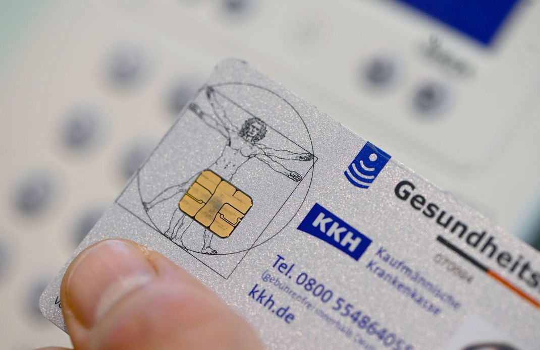 Auf der Krankenkassenkarte sind die E-Rezepte gespeichert - wenn alles wie gewünscht funktioniert.