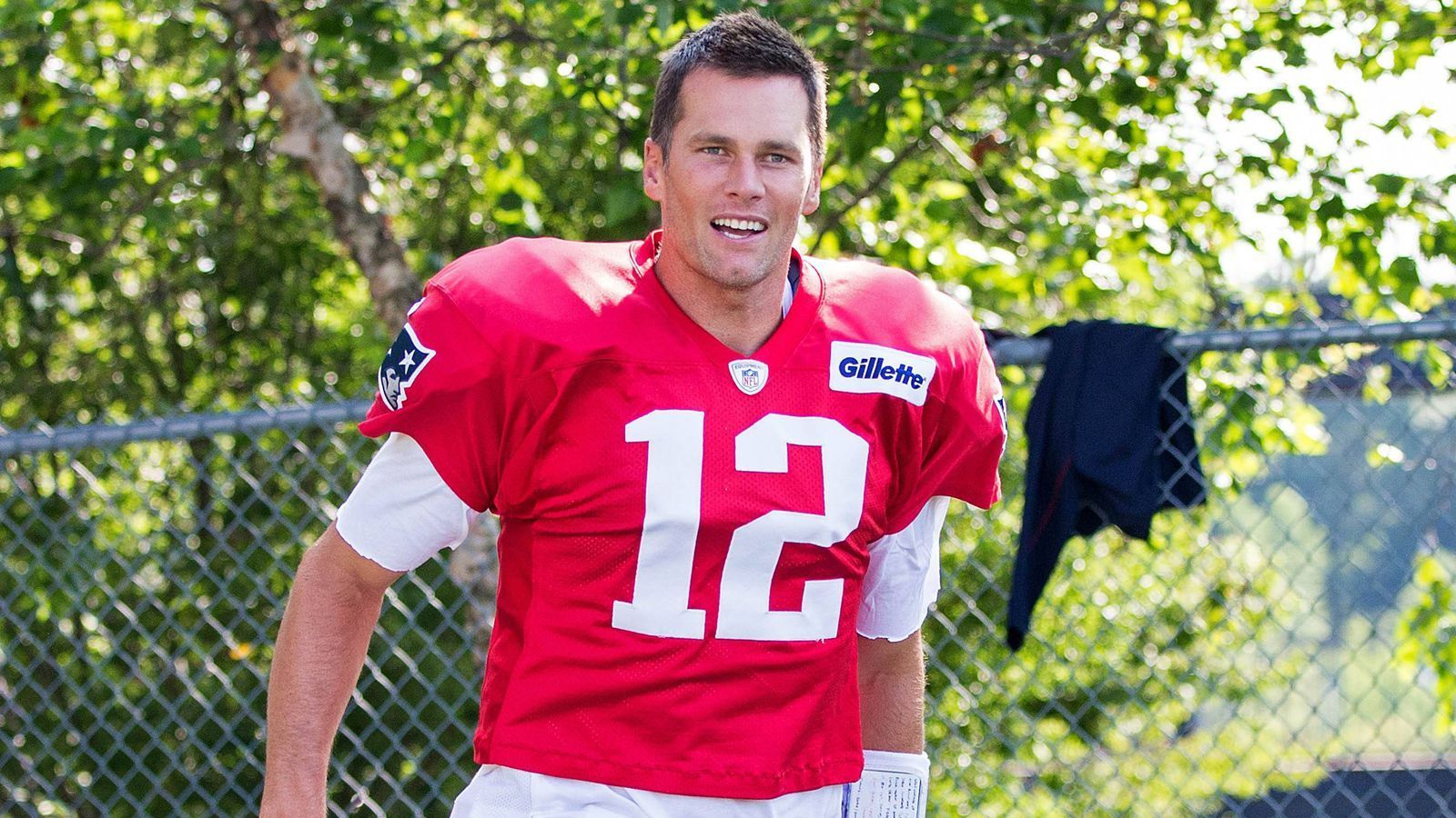 
                <strong>Saison 2019</strong><br>
                Nach Informationen von NFL-Insider Ian Rapoport verlängert Brady seinen Vertrag nämlich um zwei weitere Jahre. In der Saison 2020 soll der dreimalige NFL-MVP demnach 30 Millionen Dollar verdienen - 2021 wären es sogar 32 Millionen. Zudem wird sein Gehalt für die kommende Saison angehoben. Allerdings haben beide Seiten wohl eine Lücke in den Deal eingebaut, durch die Brady nach der Saison 2019 zum Free Agent wird - zumindest kurzfristig. Mehr Infos dazu findet ihr hier. Jahreseinkommen: 23.000.000 Dollar (laut Ian Rapoport)
              