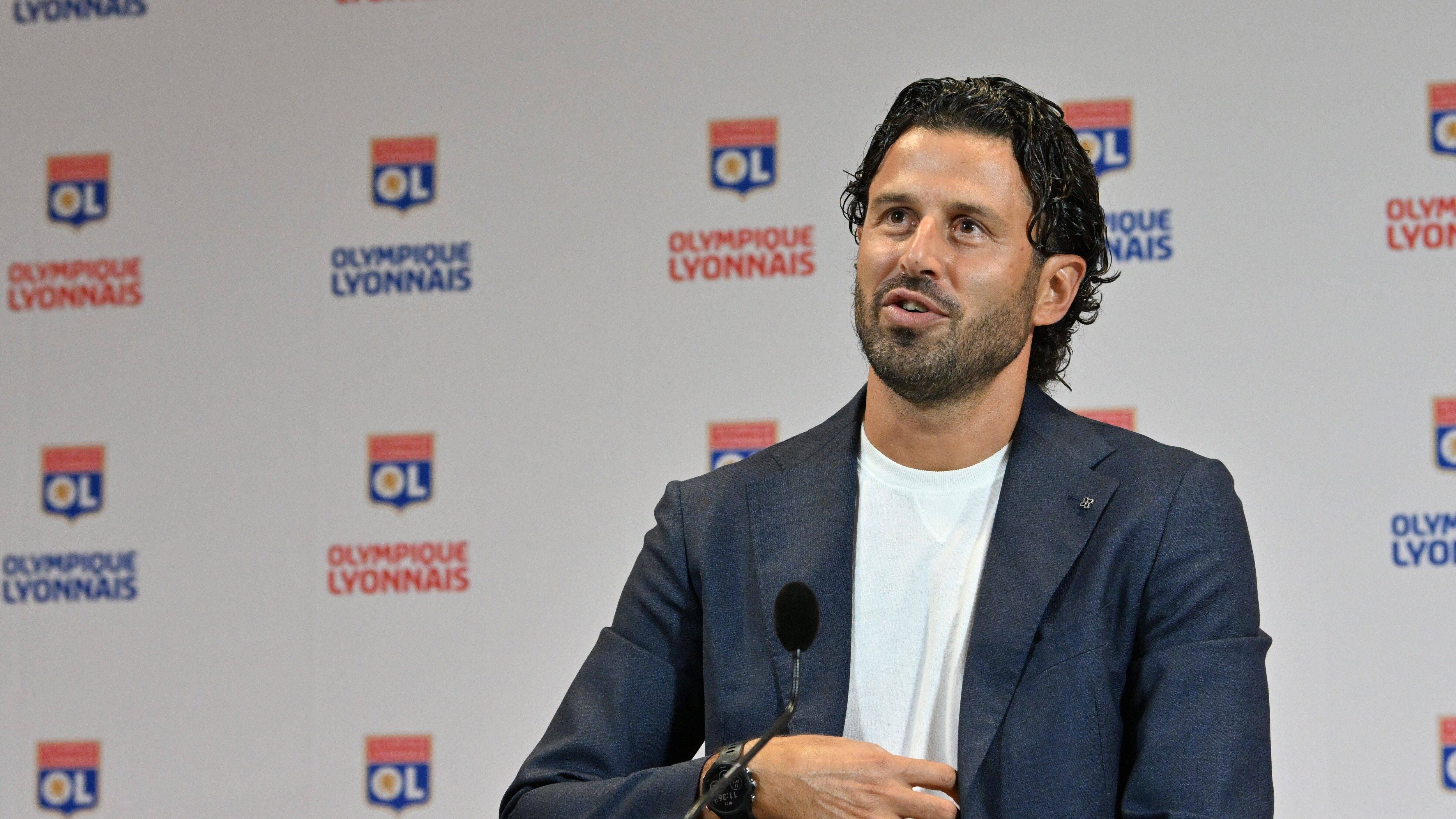 <strong>Flop: Olympique Lyon (Tabellenplatz 17, Frankreich)</strong><br>Trainer Laurent Blanc wurde bereits entlassen. Nun soll es der ehemalige Lyon-Verteidiger Fabio Grosso richten. Der Weltmeister konnte aber kurzfristig nichts ändern - zum Einstand gab es eine Niederlage gegen Stade Brest. Olympique ist nicht mehr das, was es einst war. So befindet sich Lyon nur noch auf Rang acht bei den wertvollsten Teams Frankreichs - ein Abstieg wäre dennoch der Super-Gau.&nbsp;&nbsp;