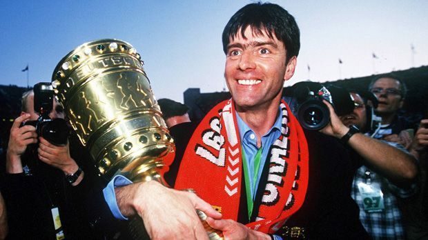 
                <strong>Joachim Löw</strong><br>
                Joachim Löw: Auch der heutige Bundestrainer fing mal klein als Übergangscoach an. Im August 1996 übernahm Löw als Interimstrainer die Nachfolge von Rolf Fringer beim VfB Stuttgart. In seiner ersten Saison holte er mit den Schwaben den DFB-Pokal, ein Jahr später führte er  die Schwaben bis ins Endspiel um den Pokal der Pokalsieger gegen den FC Chelsea (0:1).
              