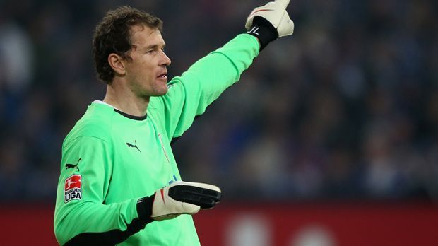 
                <strong>Tor - Jens Lehmann</strong><br>
                Tor - Jens Lehmann: 394 Bundesliga-Spiele, 60 Länderspiele. Meistertitel in Deutschland und England. Die Karriere des aktuellen TV-Experten verlief zwischen 1988 und 2011 zweifelsohne höchst erfolgreich. Lehmann sorgte neben Top-Paraden auch für viele Lacher, etwa, als er mal den Schuh eines Gegenspielers aufs Tornetz warf oder einem Fan die Brille klaute.
              