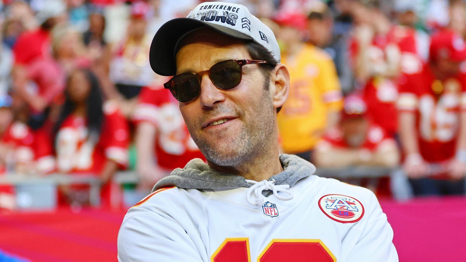 
                <strong>Paul Rudd</strong><br>
                US-Schauspieler Paul Rudd lässt sich den Super Bowl natürlich nicht entgehen, er ist eingefleischter Fan der Kansas City Chiefs. Hier findet ihr die Promi-Fans der Eagles und Chiefs.
              