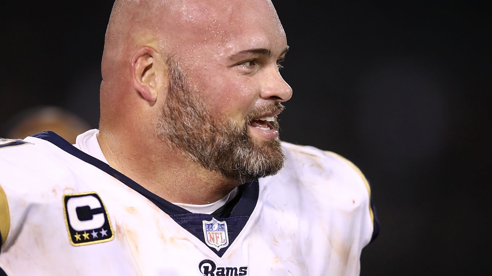 
                <strong>Andrew Whitworth (Los Angeles Rams)</strong><br>
                "Wenn das Team mich will, dann kann es gut sein, dass ich zurückkomme", so äußerte sich Andrew Whitworth, Tackle der Los Angeles Rams, vor den Playoffs. Jedoch kündigte der 39-Jährige an, nur noch Ein-Jahres-Verträge zu unterschreiben. 2018 stand Whitworth mit den Rams im Super Bowl LIII.
              