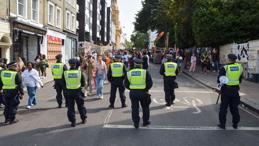 Polizeibeamte beobachten die Menschenmenge am zweiten Tag des Notting Hill Carnival.&nbsp;