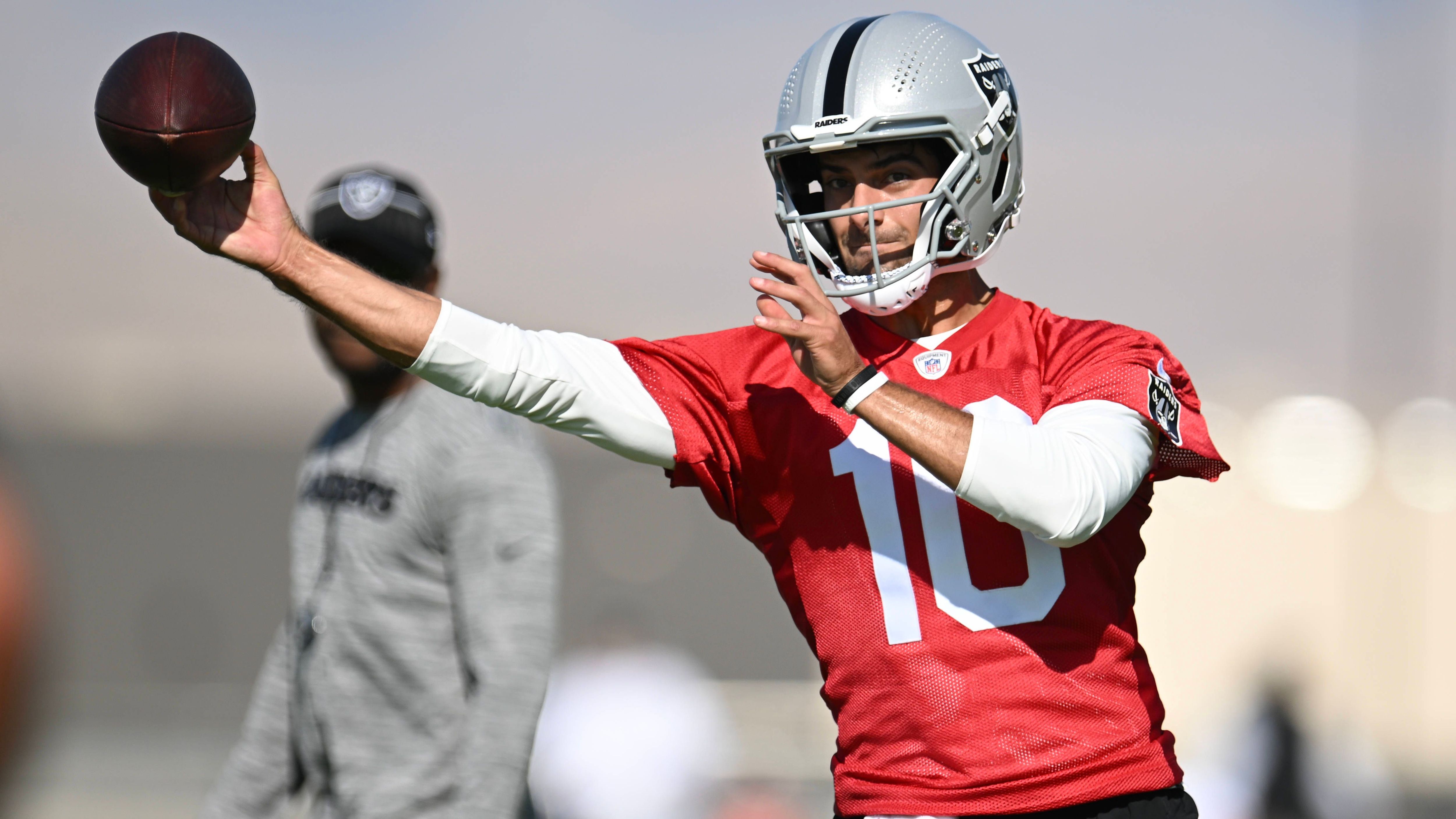 <strong>Las Vegas Raiders: Jimmy Garoppolo vs. Aidan O'Connell vs. Brian Hoyer<br></strong>Garoppolo ist die Nummer eins in Vegas - vorausgesetzt, er ist gesund. Was bei "Jimmy G" natürlich immer so eine Sache ist. Aktuell erholt er sich von einer Fuß-OP, soll aber voll im Zeitplan liegen und rechtzeitig fit werden. Wer im Ernstfall starten dürfte, könnte noch offen sein.