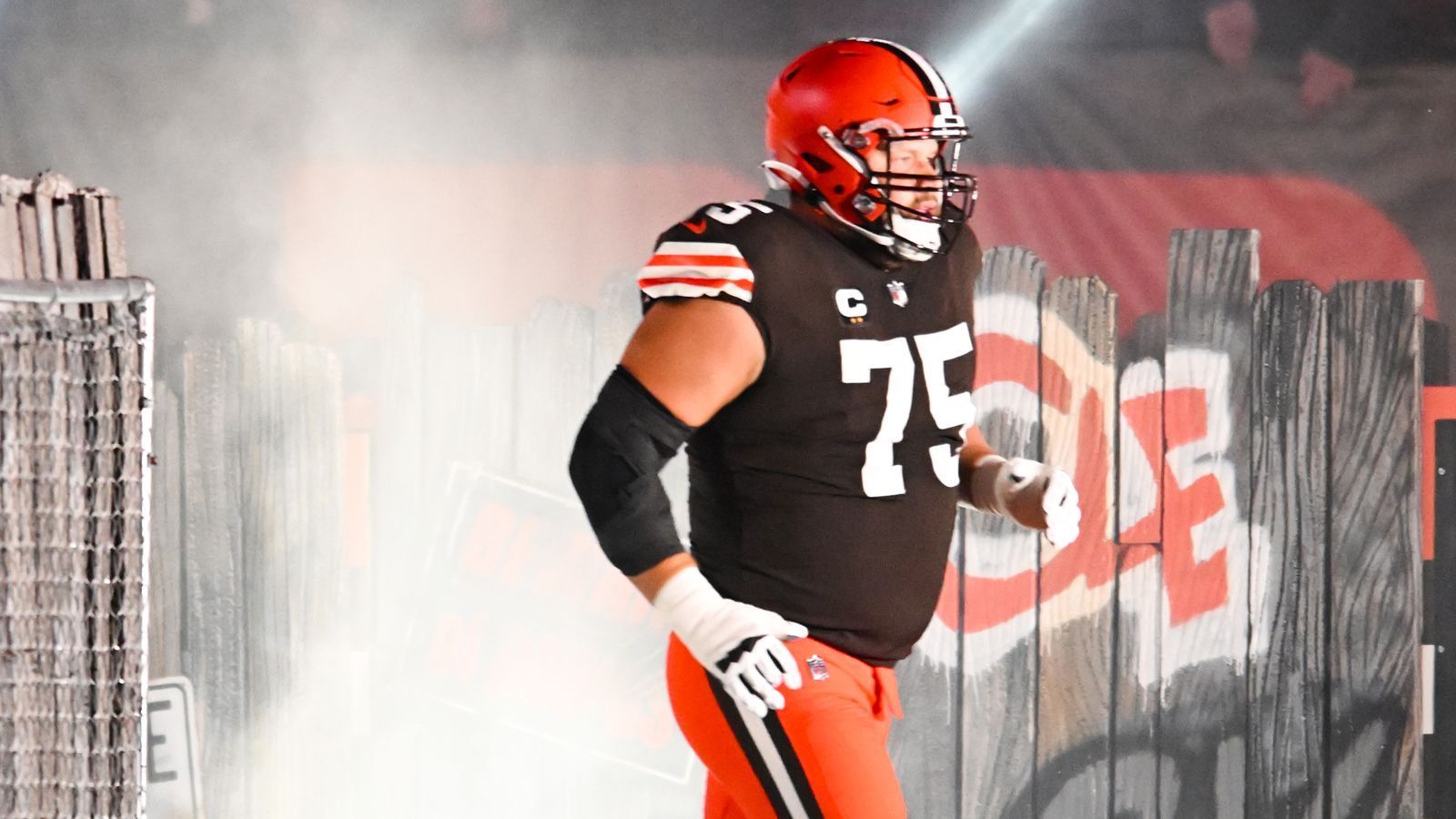 
                <strong>Offensive Guard (links): Joel Bitonio (Cleveland Browns)</strong><br>
                Vertragsvolumen: 48 Millionen US-DollarDavon Grundgehalt in 2023: 11 Millionen US-DollarMit einem Wert von rund 48 Millionen hat Bitonio einen der am besten dotierten Verträge auf seiner Position. Doch nach den Top-Verträgen für Quenton Nelson (Indianapolis Colts - 80 Mio.) und Joe Thuney (Kansas City Chiefs - 80 Mio.), müsste der 32-Jährige auch eine Gehaltserhöhung bekommen. Zwar gehört er zum älteren Kaliber, aber 32 Mio. Unterschied zur Spitze sind zu viel. 
              