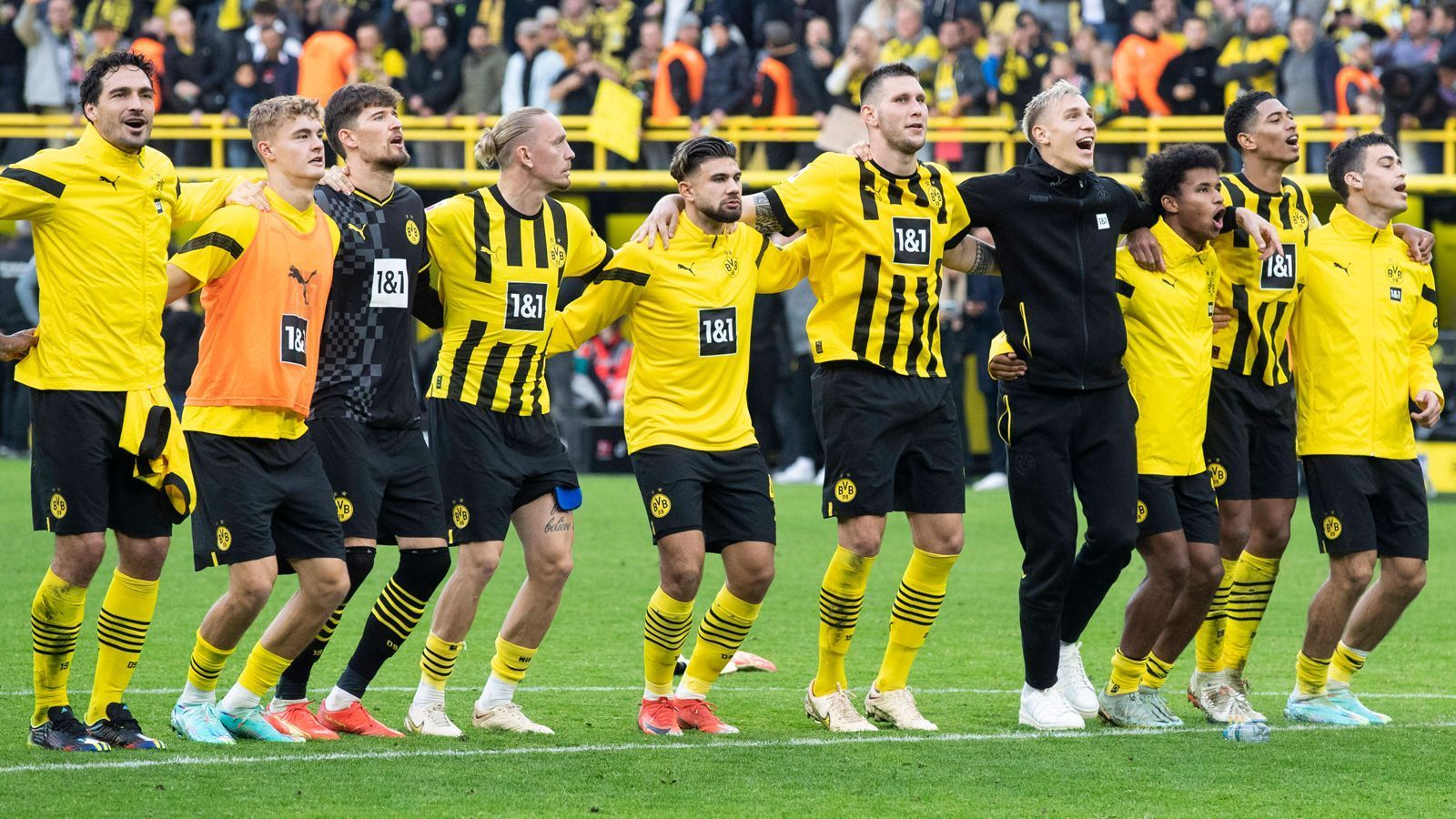 
                <strong>Platz 2: Borussia Dortmund - SIGNAL IDUNA PARK</strong><br>
                &#x2022; Zuschauerschnitt: 81.228<br>&#x2022; Zuschauer gesamt: 1.380.875<br>&#x2022; Kapazität: 81.365<br>&#x2022; Durchschnittliche Auslastung: 99,8 %<br>&#x2022; Heimspiele: 17<br>&#x2022; Ausverkaufte Spiele: 13<br>
              