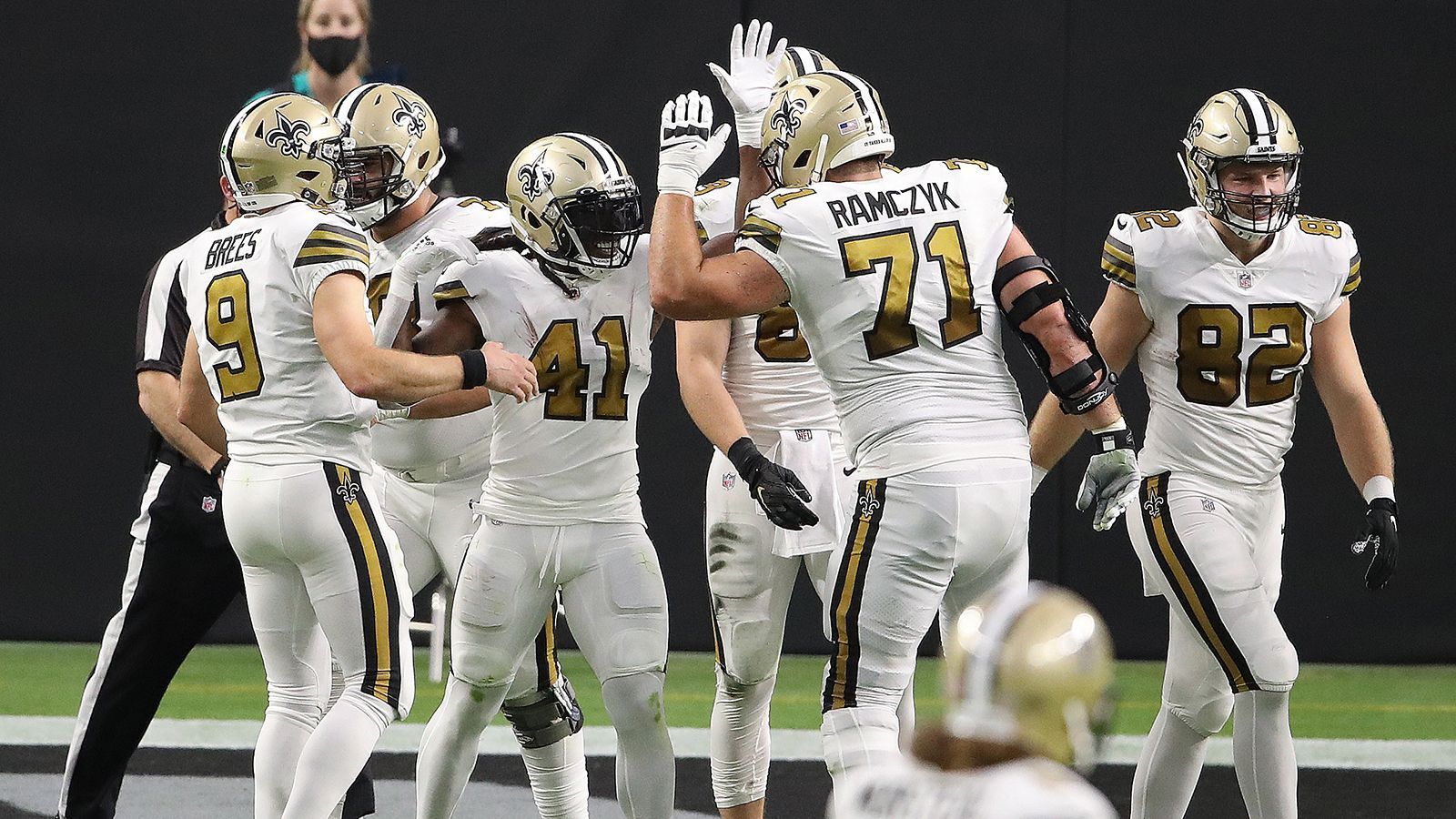 
                <strong>Vertragsverlängerungen für niedrigeren Cap Hit</strong><br>
                Es klingt komisch, ist in der NFL aber möglich. Durch Vertragsverlängerungen können Teams ihren Cap Hit für das aktuelle Jahr entscheidend beeinflussen. Eine solche Verlängerung wandelt normalerweise einen Teil des Gehalts des laufenden Jahres in einen Unterschriftsbonus um, der gleichmäßig über die Laufzeit des neuen Vertrags verteilt ist. Erste Anlaufstelle für eine solche Verlängerung wäre dann wohl Offensive Tackle Ryan Ramczyk, der in sein letztes Vertragsjahr geht und rund elf Millionen Dollar Cap Hit mitnimmt. Eine Vertragsverlängerung ist also nicht nur aus sportlichen, sondern auch aus taktischen Gründen durchaus sinnvoll. Gleiches gilt für Cornerback Marshon Lattimore, der mit über zehn Millionen Dollar in sein letztes Vertragsjahr geht. Ebenso Taysom Hills Vertrag könnte verlängert werden, allerdings ist der 30-Jährige auch teuer und ein großes Risiko, sollte er nicht den Durchbruch zum dauerhaften Starter packen.
              