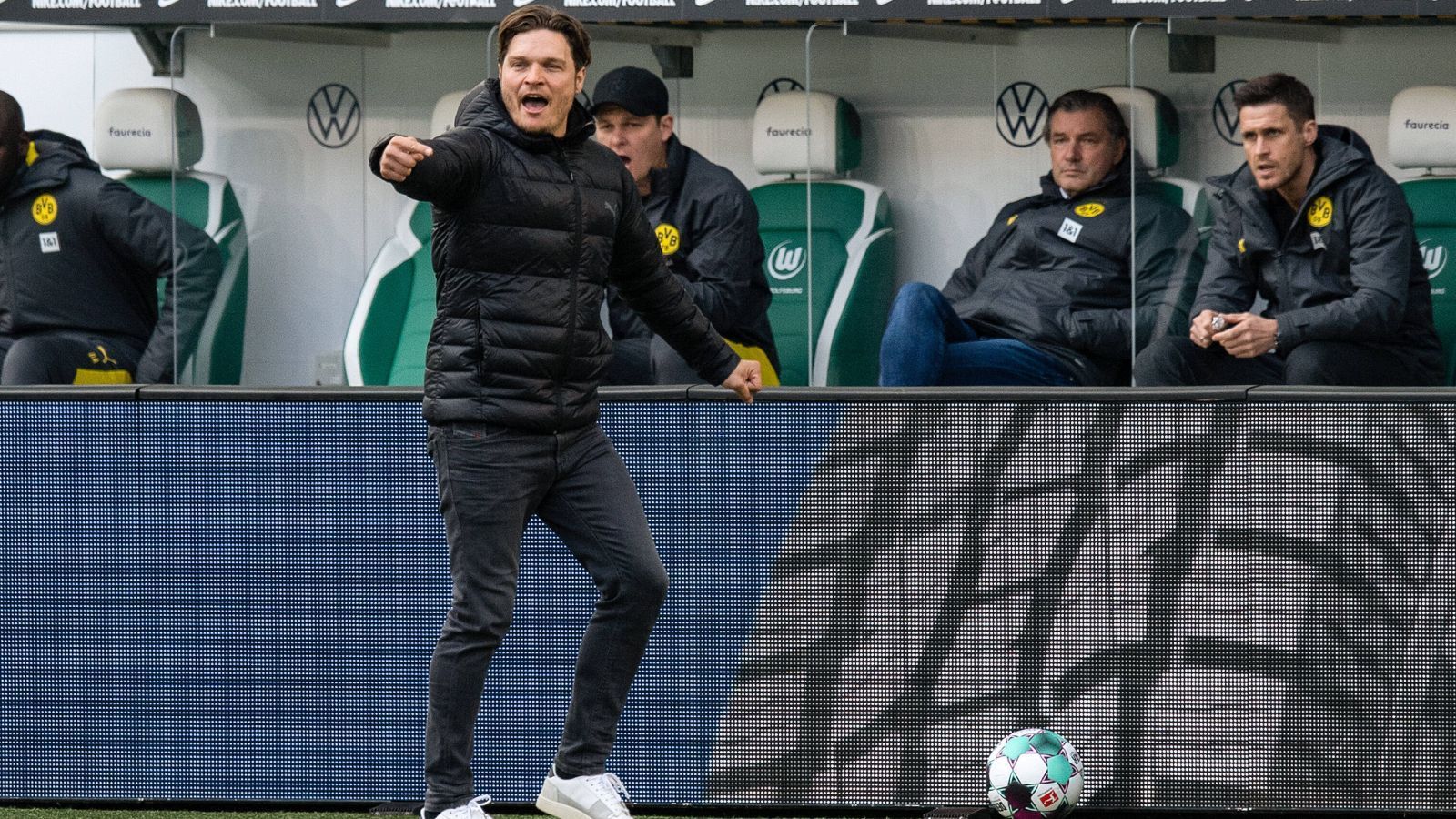 
                <strong>Das macht Hoffnung: Parallelen zu 2021</strong><br>
                Dennoch ist nicht alles verloren am Westfalenstadion. Bereits 2021 schien es eine Seuchensaison für den BVB zu werden. Auch damals war Edin Terzic Trainer, auch damals startete man mit einer Bundesliga-Niederlage gegen einen direkten Konkurrenten in den April. Eintracht Frankfurt gewann mit 2:1 in Dortmund und die Qualifikation für die Champions League war für Schwarz-Gelb quasi außer Reichweite. Was dann folgte, war ein beispielloser Schlussspurt mit acht Pflichtspielsiegen in Folge zum Ende der Saison. Die Dortmunder holten Frankfurt noch ein. Wer weiß, was noch passiert? Es sind nur zwei Punkte Rückstand auf den FC Bayern...
              