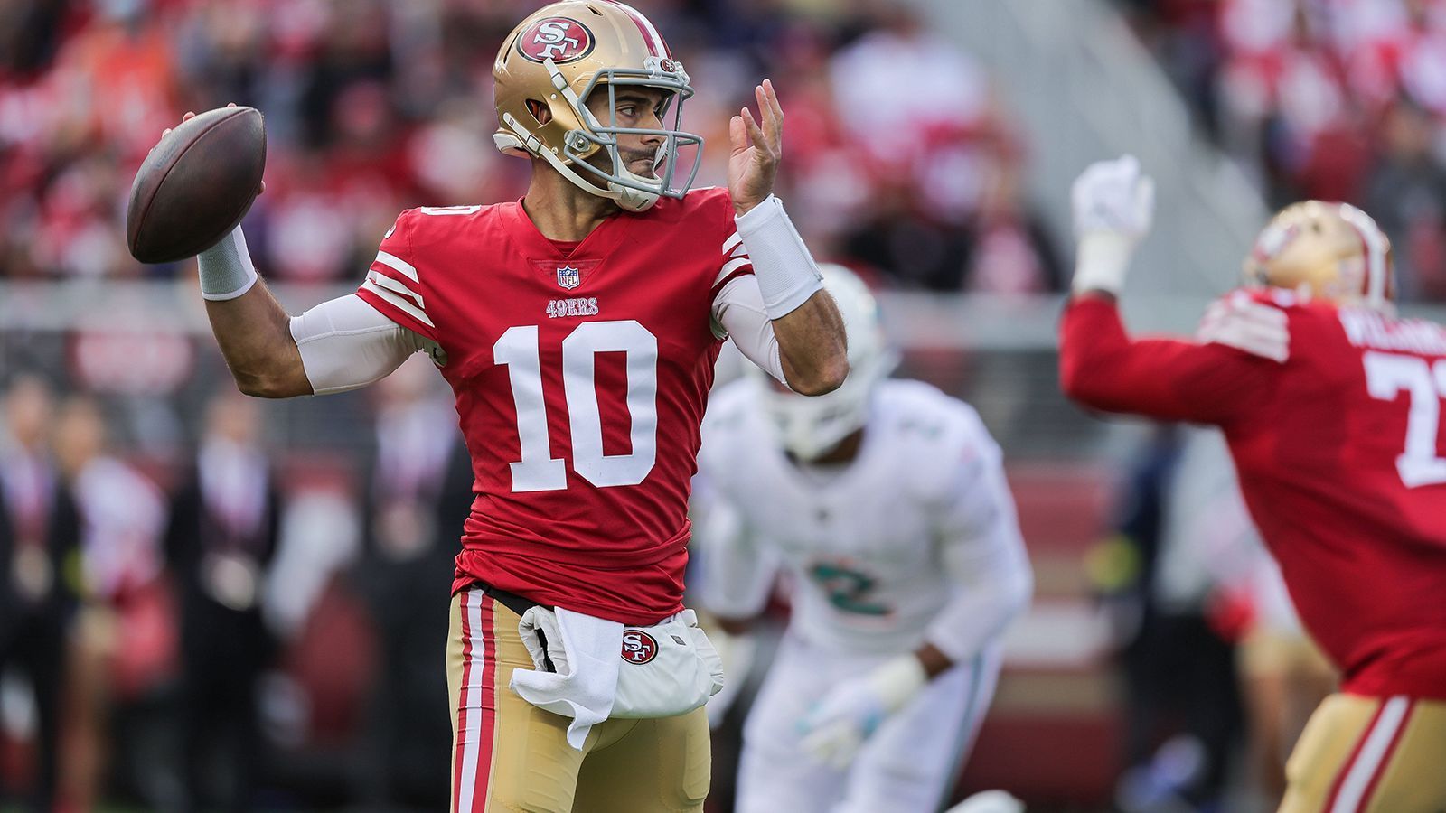 
                <strong>San Francisco 49ers (8-4)</strong><br>
                Eigentlich müsste man die San Francisco 49ers als sicheren Playoff-Kandidaten einordnen. Eigentlich... Doch durch die Verletzung (gebrochener Fuß) und das damit verbundene Saisonaus von Jimmy Garoppolo könnten die 49ers im Endspurt unter die Räder kommen. Entscheiden könnte sich ein Playoff-Einzug in Woche 15. Dann trifft San Francisco auf Seattle. Die Seahawks sind das einzige Team, das der Franchise aus Kalifornien noch den Divisionstitel streitig machen könnte.
              