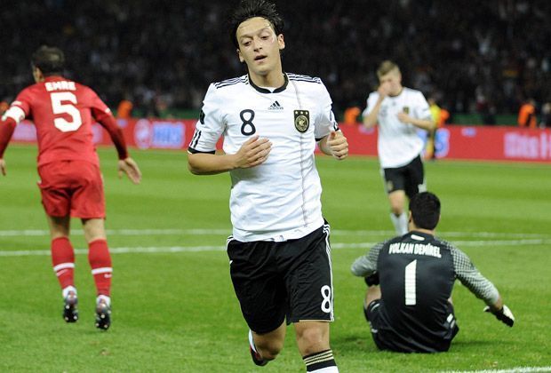 
                <strong>Mesut Özil</strong><br>
                Ein schweres Länderspiel für Mesut Özil im Jahr 2011. Der deutsche Nationalspieler trifft im Spiel gegen die Türkei, das Herkunftsland seiner Eltern. Rund um das Spiel muss Özil mit Anfeindungen kämpfen und hält sich auch beim Jubeln zurück
              