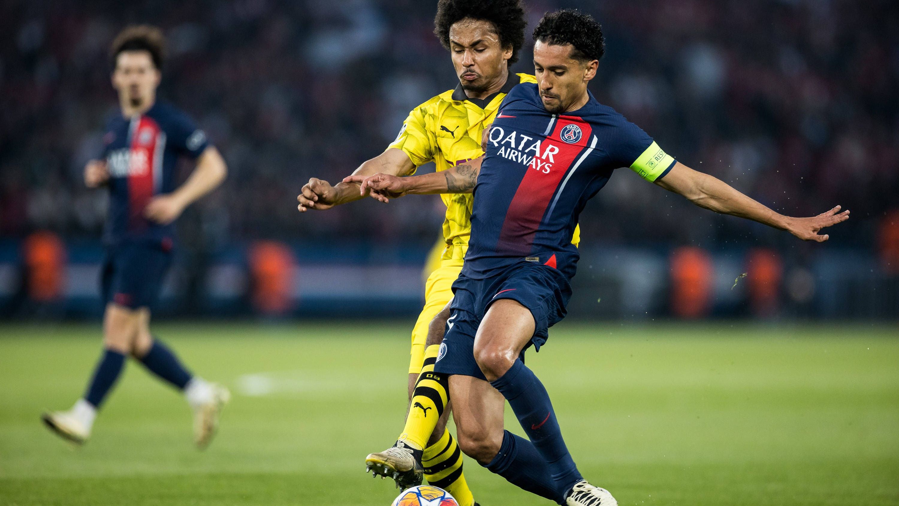 <strong>Marquinhos (Paris St. Germain)</strong><br>Weitestgehend souverän gegen den Ball. Schafft es nicht, Adeyemi beim Konter entscheidend auszubremsen (36.). Mit dem Ball gehen ihm allerdings die Ideen ab. <strong><em>ran</em></strong>-Note: 3.