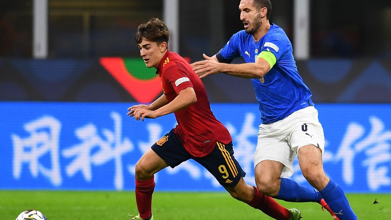 
                <strong>Spanien - Gavi (17 Jahre, zwei Monate und ein Tag)</strong><br>
                Im Nations-League-Halbfinale zwischen Italien und Spanien (1:2) debütierte bei den Gästen mit Gavi der neue Rekordhalter der Seleccion. Mit 17 Jahren, zwei Monaten und einem Tag ist der Barca-Profi nun der jüngste Spieler, der in Spaniens Länderspiel-Geschichte auflief. Das Mittelfeld-Talent bracht damit den 85 Jahre alten Rekord von Angel Zubieta aus dem Jahr 1936. 
              
