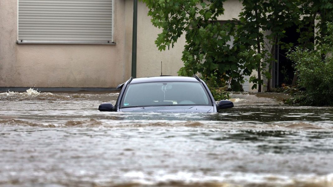 Seit dem Hochwasser in Schwaben wird ein Feuerwehrmann vermisst. Jetzt stellt die Polizei die aktive Suche nach ihm ein. (Archivbild)