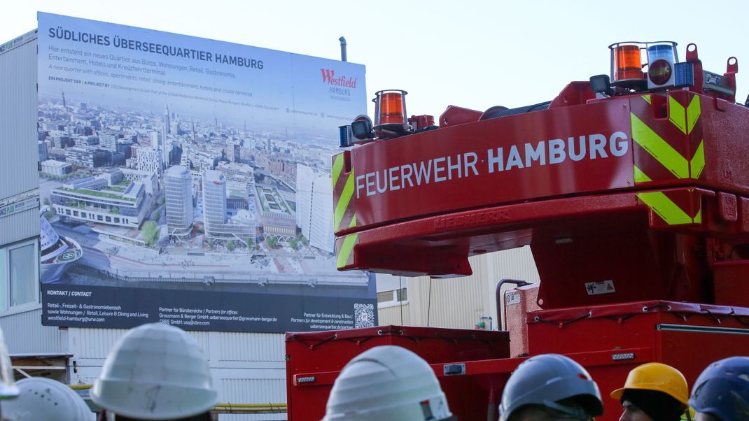 Auf einer Baustelle in der Hamburger HafenCity sind am Montag mehrere Arbeiter von einem Gerüst gestürzt.