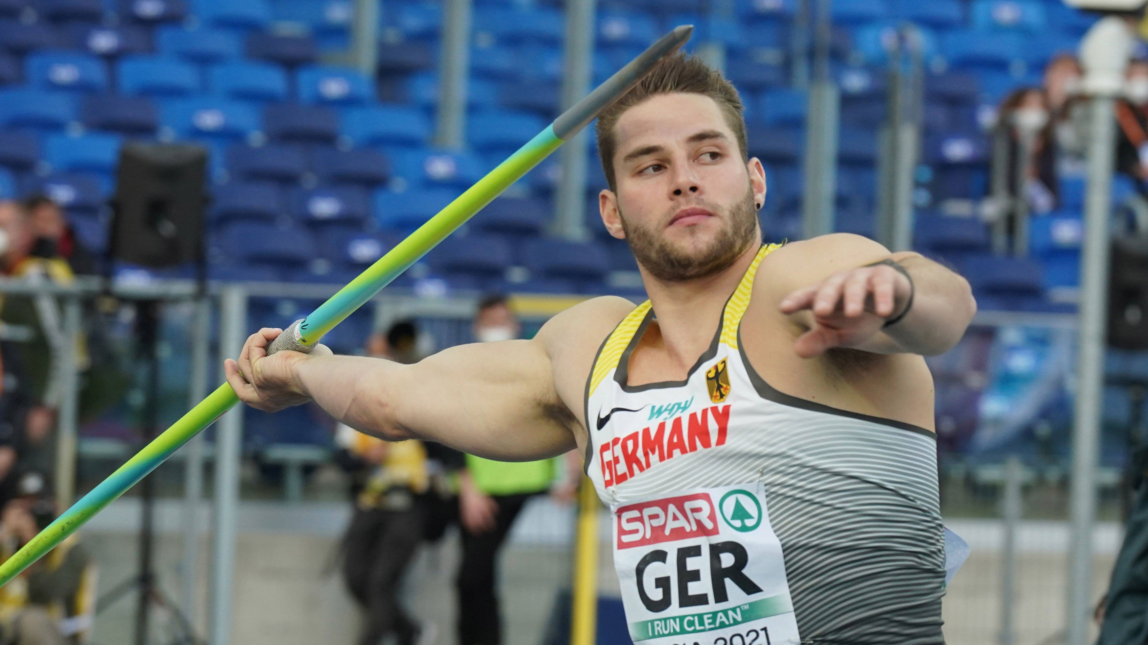 
                <strong>Johannes Vetter (Speerwurf)</strong><br>
                Er ist der Top-Favorit im Speerwerfen. Der 28-jährige Dresdner hat in 17 aufeinanderfolgenden Wettkämpfen nicht mehr verloren und zuletzt sieben Mal die 90-Meter-Marke übertroffen. Noch im letzten Jahr kratzte Vetter mit unglaublichen 97,76 am Uralt-Weltrekord von Jan Železný (98,48 Meter). Die Goldmedaille geht im Finale am Samstag um 13:00 geht ausschließlich über ihn. 
              