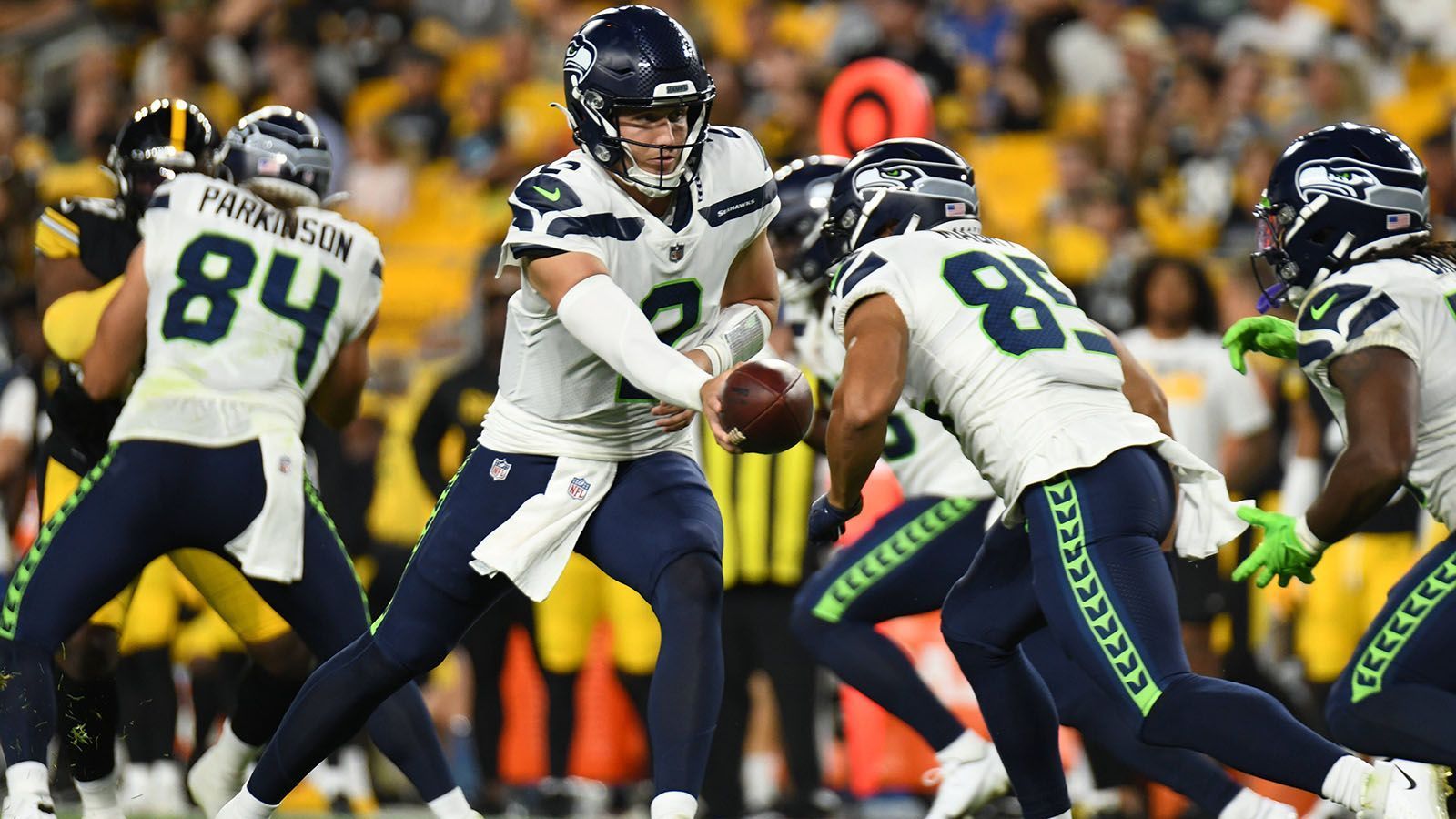 
                <strong>Seattle Seahawks mit 11 Siegen und 11 Niederlagen</strong><br>
                2022: 0-32021: 1-22019: 3-12018: 0-42017: 4-02016: 3-1
              