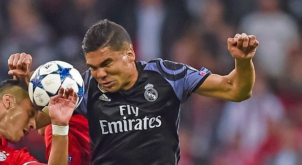 
                <strong>Casemiro (Real Madrid)</strong><br>
                Lange Zeit ist es kein guter Abend für den Brasilianer. Er kommt mehrmals zu spät. Im Laufe der ersten Hälfte sorgt er für zwei Verletzungs-Unterbrechungen: erst wegen eines schmerzhaften Sturzes nach einem Duell mit Thiago, dann wegen Vidals Tritts in die Wade im Eifer des Gefechts. Casemiro beißt aber jeweils auf die Zähne und leitet nach der Pause das 1:1 mit seinem Seitenwechsel ein. ran-Note: 4
              