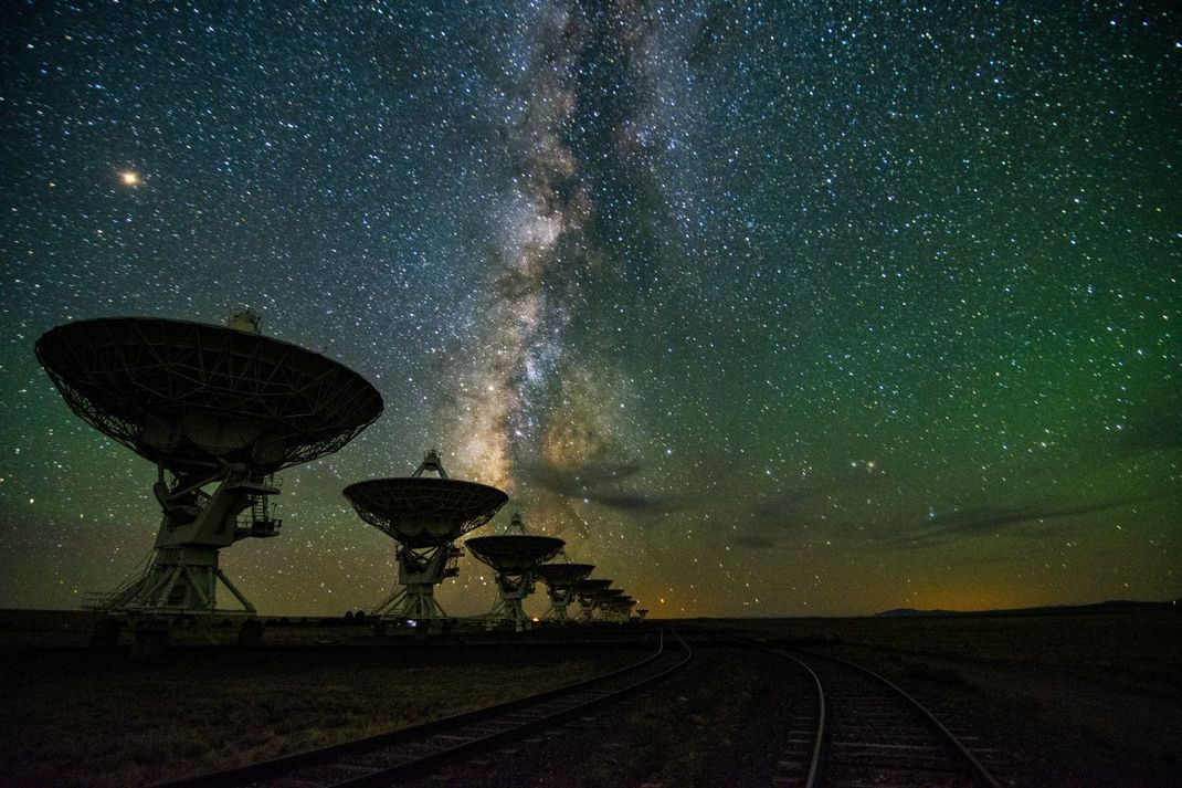 Weil Radiowellen von weither stammen, sind sie meist nur schwach zu detektieren. Astronom:innen benötigen daher riesige Empfangsschüsseln. Häufig werden sie zusammengeschaltet wie das „Very Large Array“ im US-Bundesstaat New Mexico, um eine bessere Auflösung zu erreichen. Das Radioteleskop tauchte unter anderem in dem 1997er Streifen „Contact“ auf, in dem Jodie Foster außerirdische Radio-Signale sucht - und findet.