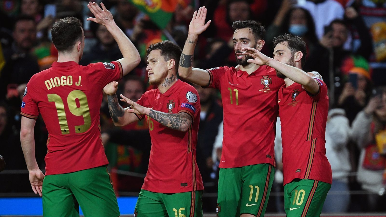 
                <strong>Portugal</strong><br>
                Der frühere Europameister Portugal musste in der WM-Qualifikation "nachsitzen", weil es in der Gruppenphase zunächst nur zu Platz 2 hinter Serbien reichte. Im Halbfinale schlugen die Portugiesen die Türkei um den deutschen Nationaltrainer Stefan Kuntz mit 3:1, im Endspiel dank eines Doppelpacks von Bruno Fernandes (Mi.) auch noch Nordmazedonien mit 2:0. 
              