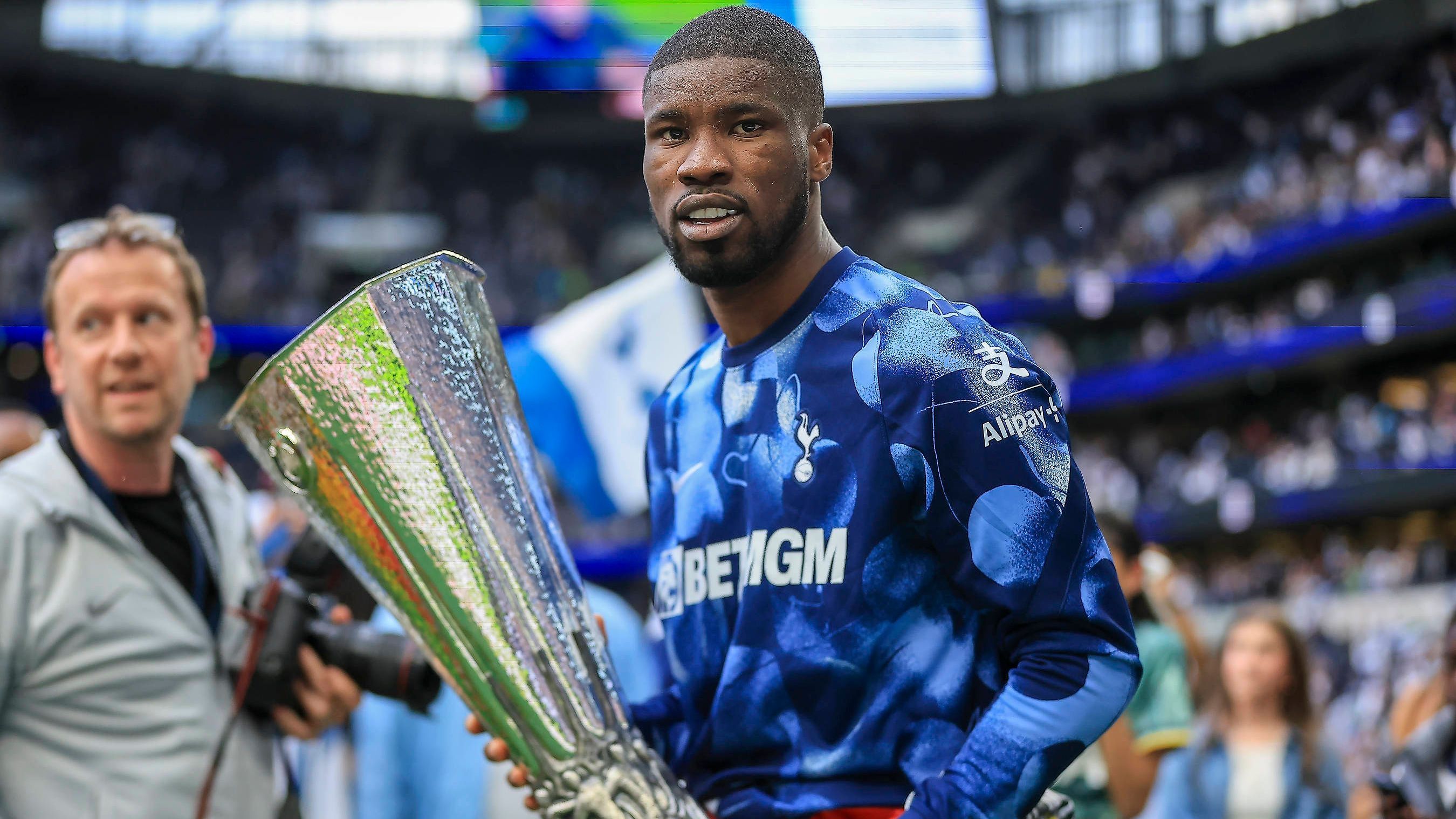 <strong>Kevin Danso</strong><br>Ablösesumme: 25 Millionen Euro<br>Aufnehmender Verein: Tottenham Hotspur (war in der Saison 2024/25 schon ausgeliehen)<br>Abgebender Verein: RC Lens