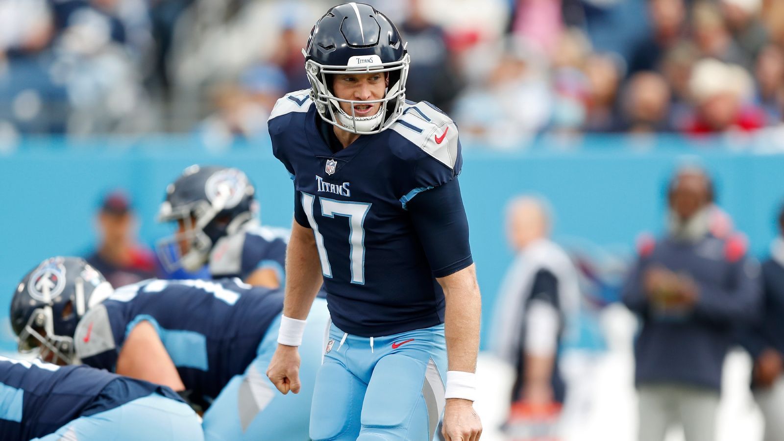 
                <strong>Verlierer: Ryan Tannehill (Tennessee Titans)</strong><br>
                Dass die Tennessee Titans ohne Derrick Henry und mit weiteren signifikanten Verletzungen nicht mehr so viele Spiele wird gewinnen können, wie in der ersten Saisonhälfte, war klar. Dass die Titans zu Hause gegen die 1-8-Texans aber mit zwei Scores Unterschied baden gehen, damit hatte wohl niemand gerechnet. Am Ende stand es 13:22 aus Titans-Sicht. Tannehill war statistisch mit vier Interceptions und zwei Fumbles (die aber wieder aufgehoben wurden) extrem schwach, hatte aber auch in der Offense wenig Hilfe. Tannehill ist nunmal nicht der Quarterback, der alleine Spiele gewinnt, er wird es aber auch in den kommenden Wochen versuchen müssen.
              