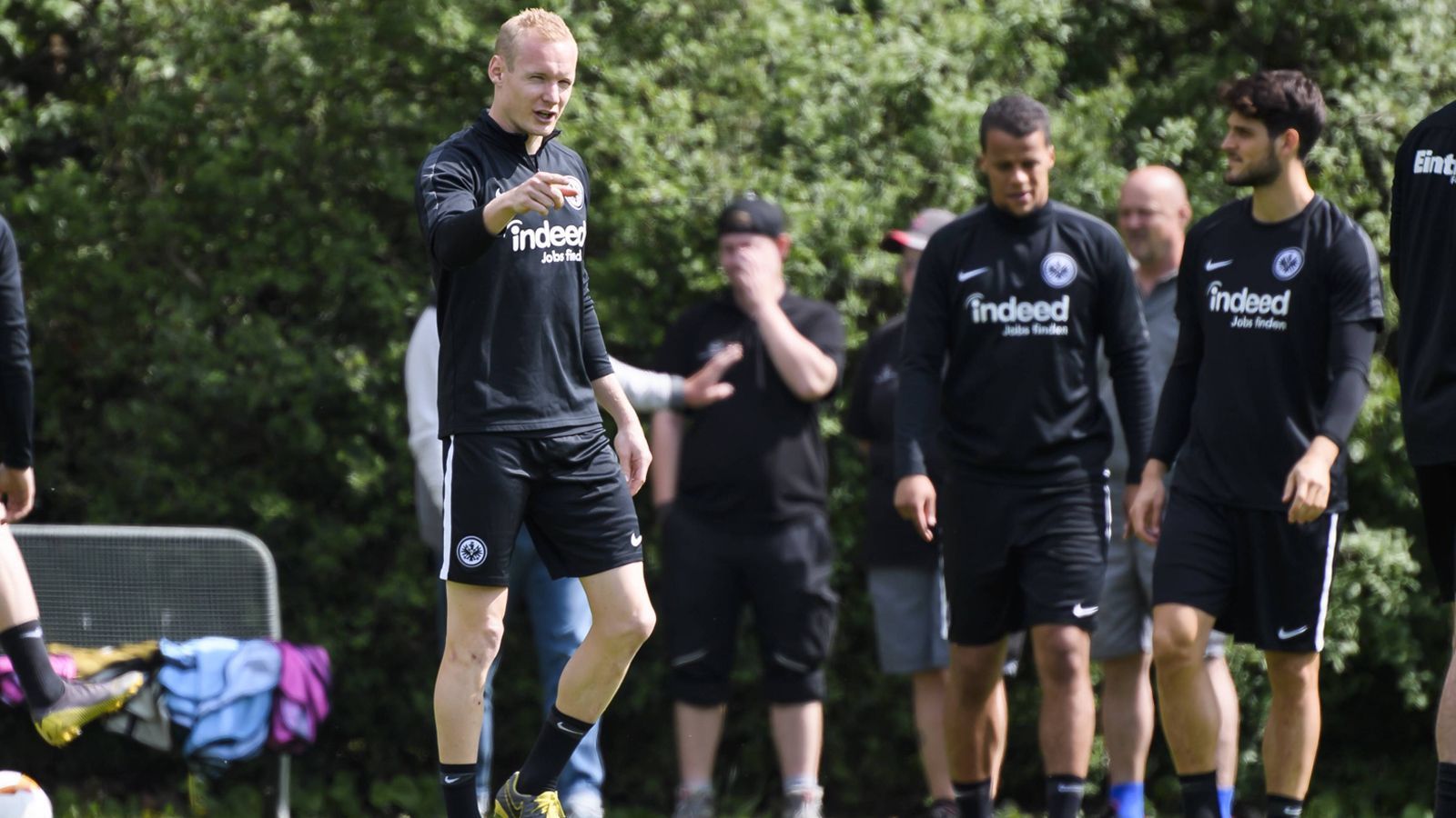 
                <strong>Eintracht Frankfurt</strong><br>
                Trainingsauftakt: 1. Juli 2019Trainingslager: 7. - 13. Juli in Thun (Schweiz), 26. Juli - 4. August in Windischgarsten (Österreich)Testspiele:4. Juli gegen DJK Bad Homburg 10. Juli gegen BSC Young Boys12. Juli gegen FC Luzern28. Juli gegen FC WelsPflichtspiele:25. Juli Hinspiel 2. Runde Europa-League-Qualifikation1. August Rückspiel 2. Runde Europa-League-Qualifikation
              