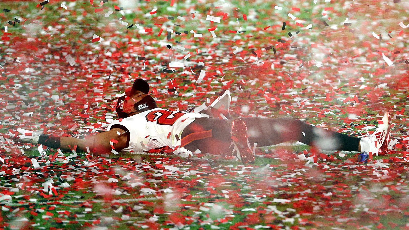 
                <strong>So jubeln die Tampa Bay Buccaneers</strong><br>
                Was für ein NFL-Finale! Mit dem 31:9-Erfolg setzten sich die Tampa Bay Buccaneers gegen die Kansas City Chiefs die Football-Krone auf. Im Anschluss gab es natürlich eine Menge zu feiern - Super-Bowl-Champion wird man schließlich nicht alle Tage. ran.de hat die schönsten Jubelbilder rausgesucht und in der Galerie zusammengefasst.
              