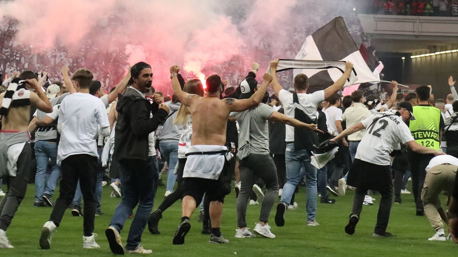 
                <strong>Platzsturm in Frankfurt: SGE-Fans gehen nach Finaleinzug gegen West Ham United steil</strong><br>
                
              