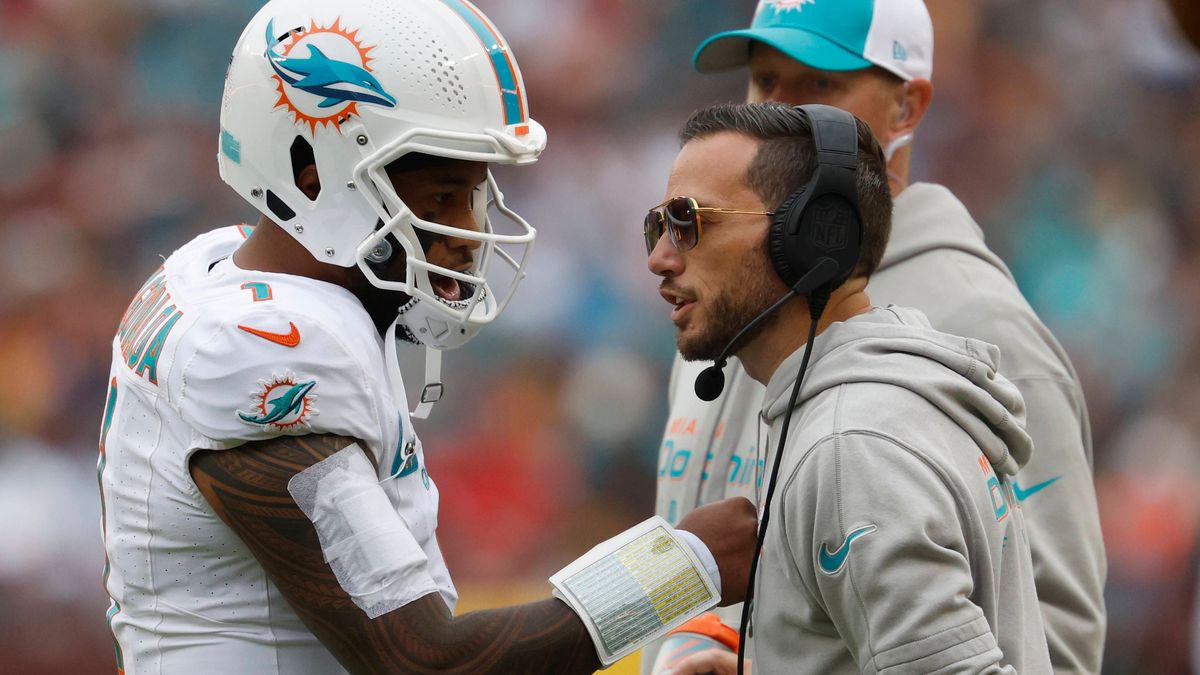 NFL, American Football Herren, USA Miami Dolphins at Washington Commanders Dec 3, 2023; Landover, Maryland, USA; Miami Dolphins quarterback Tua Tagovailoa (1) talks with Dolphins head coach Mike Mc...