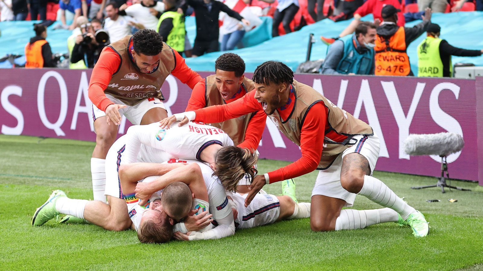 
                <strong>Platz 4: England (nach Vorrunde: Platz 6)</strong><br>
                Der Prestigesieg über Deutschland war schon das vierte Turnierspiel der Engländer ohne Gegentor. Erstmals gelangen den "Three Lions" dabei zwei Tore. Zwar haben die Nachfolger der Weltmeister von 1966 noch immer nicht wirklich überzeugt, aber das Potenzial für den Griff nach der Trophäe schlummert zweifellos in der Mannschaft. Vorher wartet aber im Viertelfinale die Ukraine (Sa., ab 21 Uhr im Liveticker auf ran.de).
              