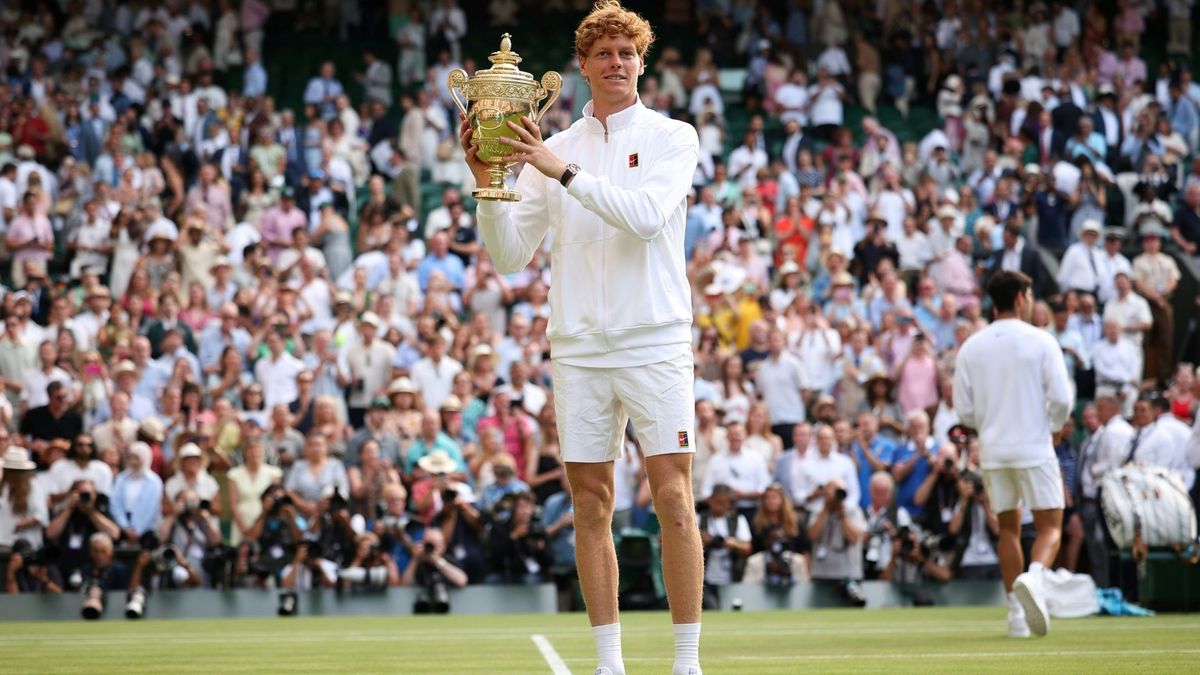 Jannik Sinner mit dem Wimbledon-Pokal
