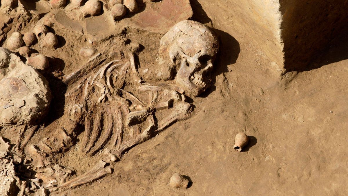 In Niederbayern ist das Skelett eines 6.000 Jahre alten Steinzeitmenschen entdeckt worden. Es ist damit viel älter als "Ötzi" und auch viel älter als die in Peru gefundenen Überreste auf dem Bild. 