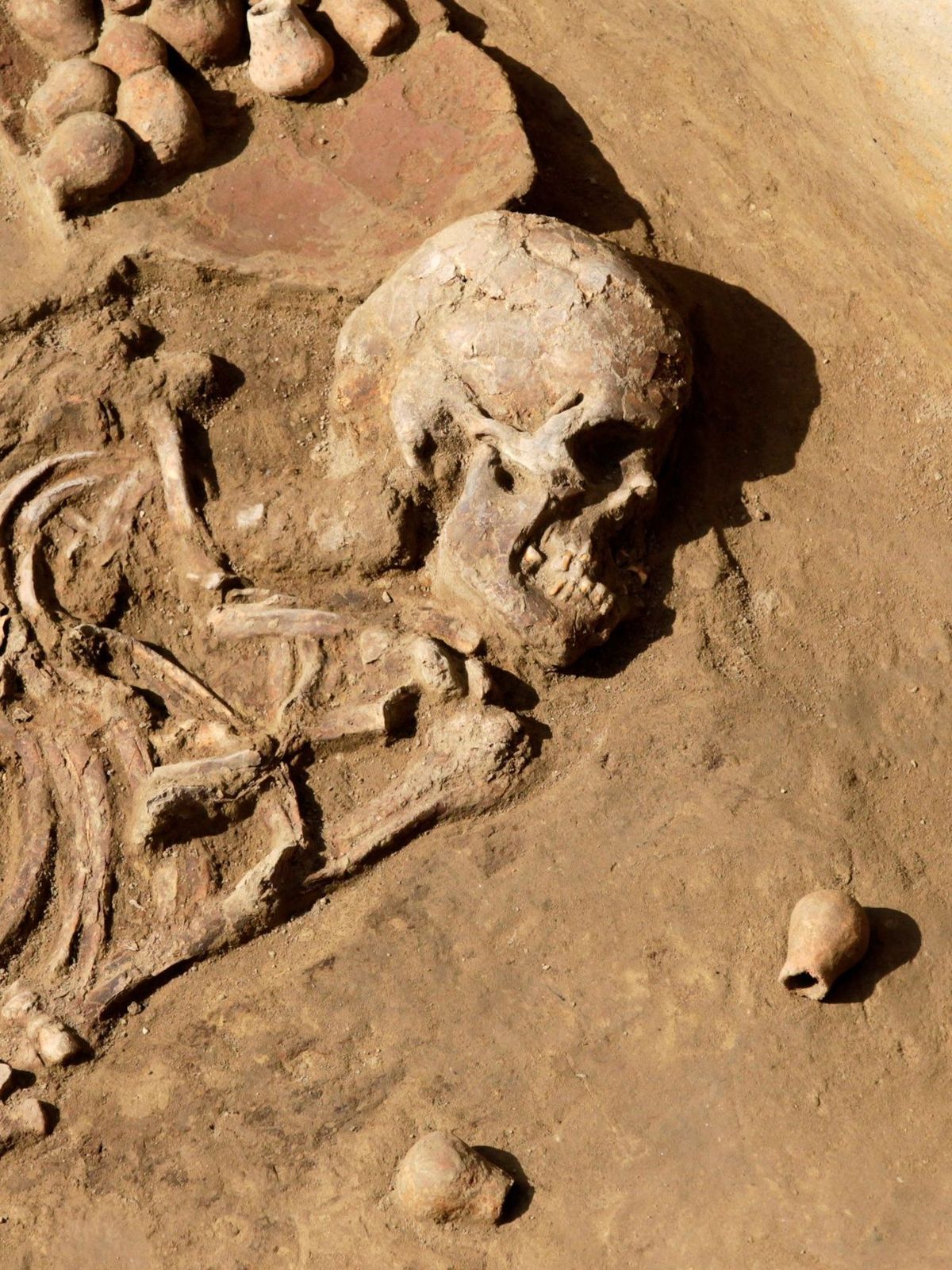 In Niederbayern ist das Skelett eines 6.000 Jahre alten Steinzeitmenschen entdeckt worden. Es ist damit viel älter als "Ötzi" und auch viel älter als die in Peru gefundenen Überreste auf dem Bild. 